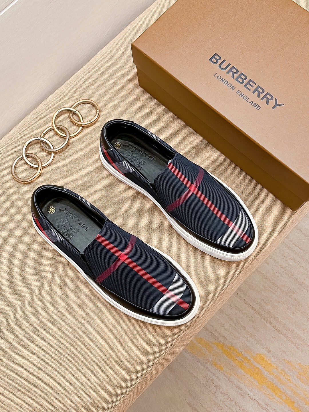 I0 巴宝莉 Burberry 经典休闲鞋2022休闲运动男鞋，懒人套脚板鞋 帆船鞋 全新米兰时装时尚的设计，完美做工，原版复刻 霸气花纹 材质：头层磨砂牛皮柔软舒适，羊皮鞋垫，适合户外青年跑步户外司机驾车鞋 套脚方便 懒人乐福首选原版橡胶耐磨大底，男鞋