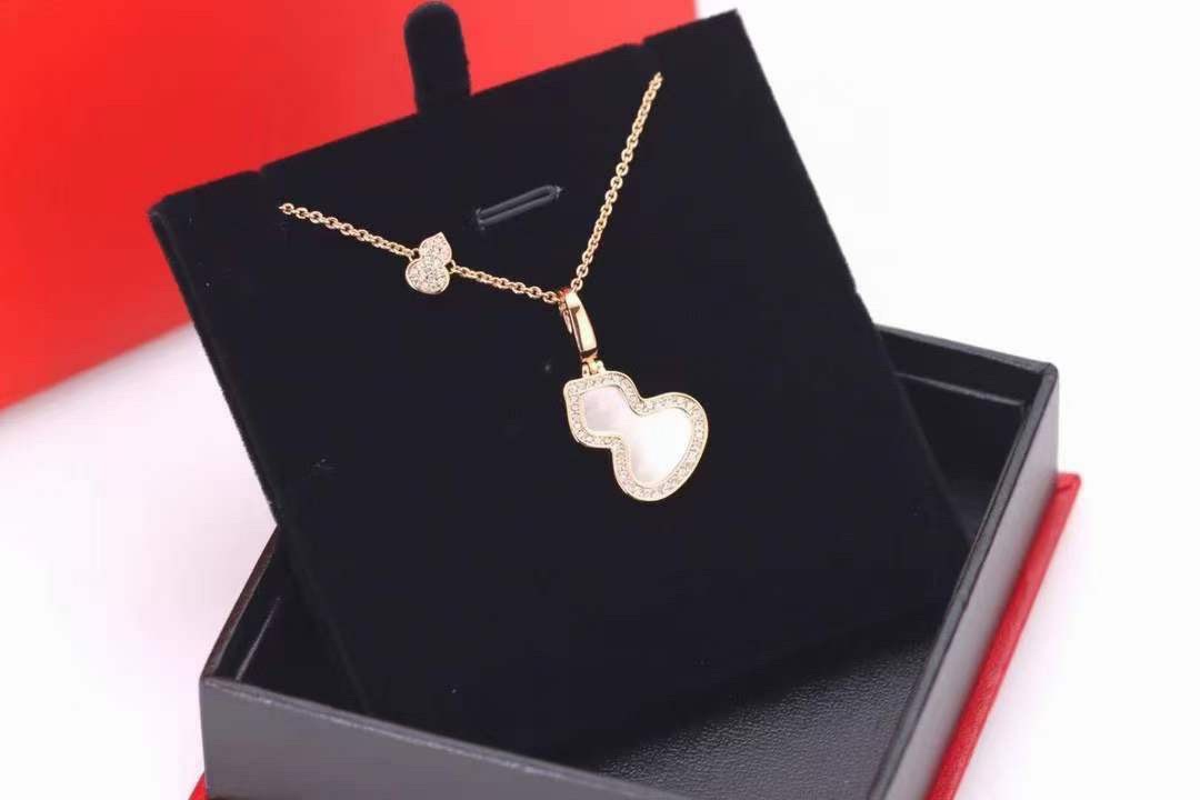 p155 七夕情人节礼物推荐 🧡🧡 
qeelin麒麟 wulu系列玫瑰金白贝葫芦项链

双生魅力，福禄连连，越看越美～
葫芦谐音＂福禄＂，寓意有福！美到哭，简直毫无抵抗力！高品质，超精工！厚金厚金厚金电镀，成本具高！镶嵌十心十箭高碳钻和天然白，好看到爆炸💝 
链长：46cm