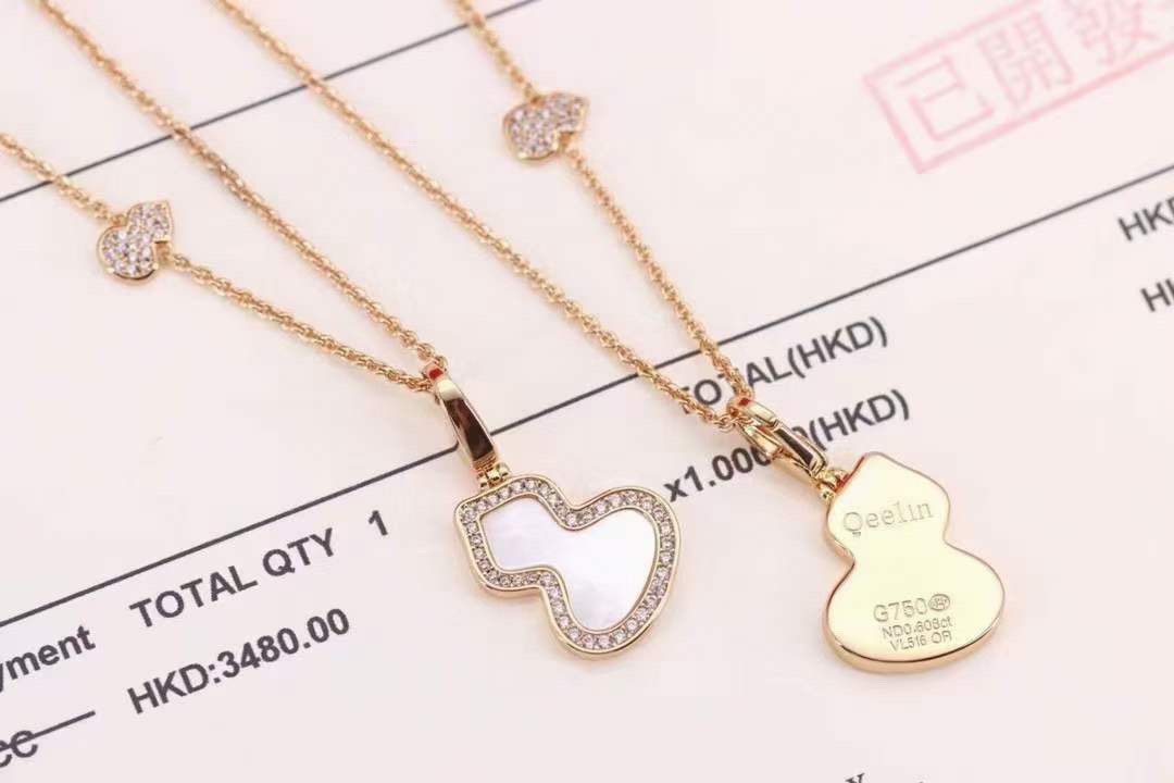 p155 七夕情人节礼物推荐 🧡🧡 
qeelin麒麟 wulu系列玫瑰金白贝葫芦项链

双生魅力，福禄连连，越看越美～
葫芦谐音＂福禄＂，寓意有福！美到哭，简直毫无抵抗力！高品质，超精工！厚金厚金厚金电镀，成本具高！镶嵌十心十箭高碳钻和天然白，好看到爆炸💝 
链长：46cm