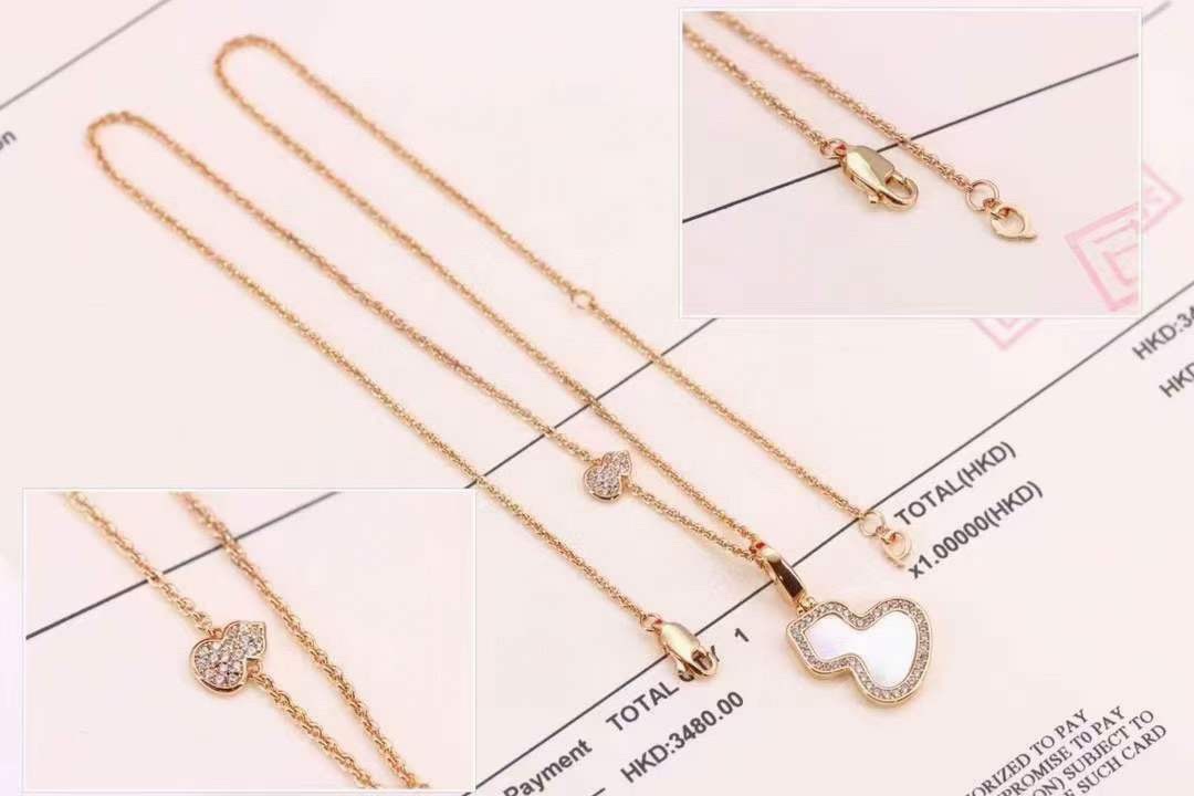 p155 七夕情人节礼物推荐 🧡🧡 
qeelin麒麟 wulu系列玫瑰金白贝葫芦项链

双生魅力，福禄连连，越看越美～
葫芦谐音＂福禄＂，寓意有福！美到哭，简直毫无抵抗力！高品质，超精工！厚金厚金厚金电镀，成本具高！镶嵌十心十箭高碳钻和天然白，好看到爆炸💝 
链长：46cm