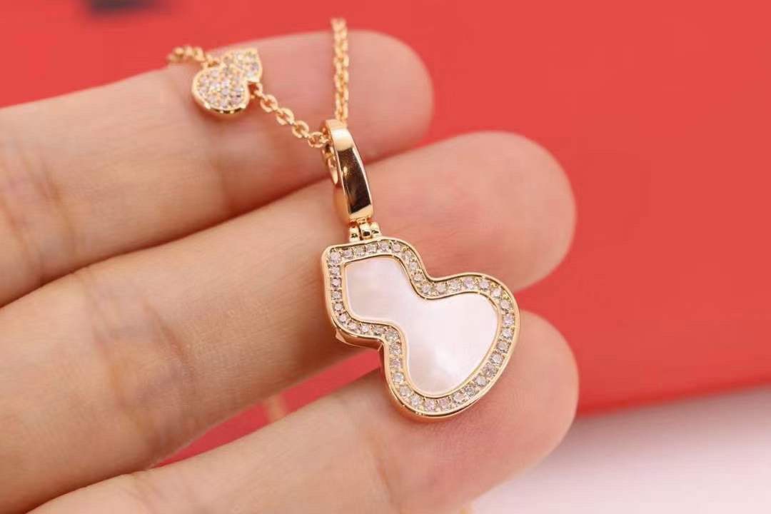 p155 七夕情人节礼物推荐 🧡🧡 
qeelin麒麟 wulu系列玫瑰金白贝葫芦项链

双生魅力，福禄连连，越看越美～
葫芦谐音＂福禄＂，寓意有福！美到哭，简直毫无抵抗力！高品质，超精工！厚金厚金厚金电镀，成本具高！镶嵌十心十箭高碳钻和天然白，好看到爆炸💝 
链长：46cm