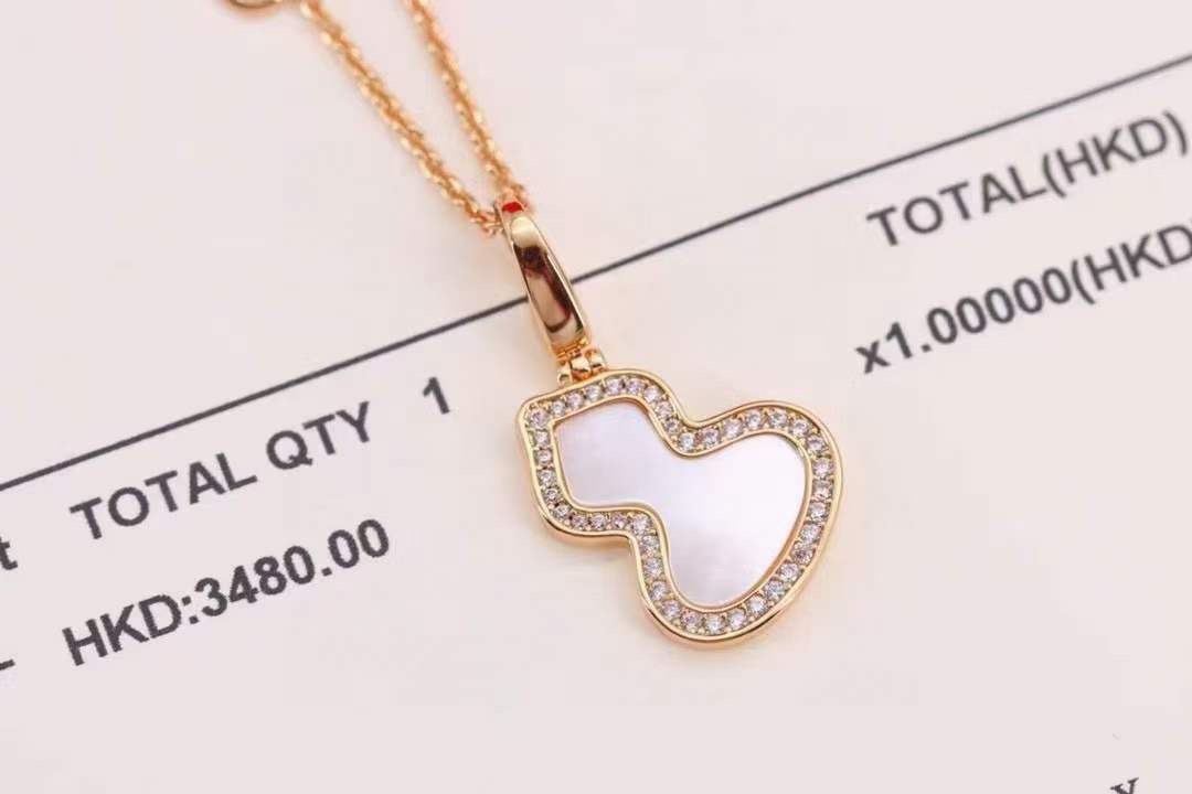 p155 七夕情人节礼物推荐 🧡🧡 
qeelin麒麟 wulu系列玫瑰金白贝葫芦项链

双生魅力，福禄连连，越看越美～
葫芦谐音＂福禄＂，寓意有福！美到哭，简直毫无抵抗力！高品质，超精工！厚金厚金厚金电镀，成本具高！镶嵌十心十箭高碳钻和天然白，好看到爆炸💝 
链长：46cm