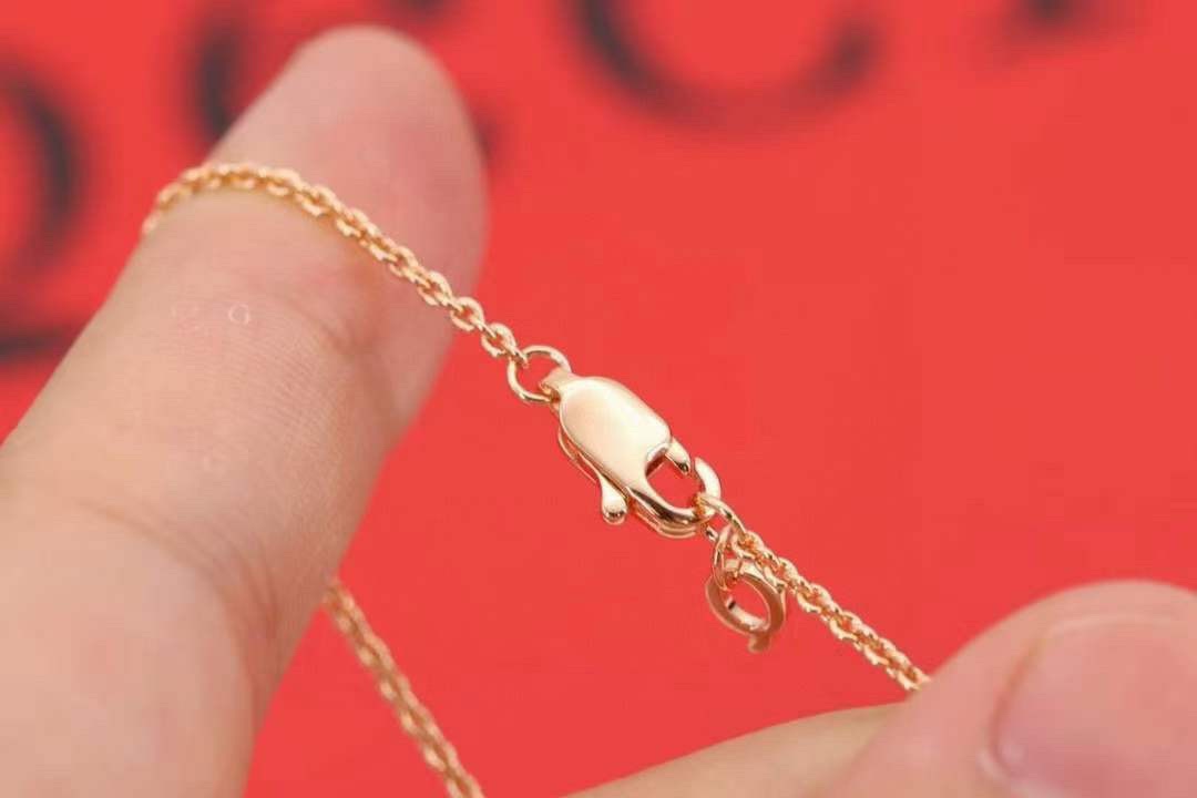 p155 七夕情人节礼物推荐 🧡🧡 
qeelin麒麟 wulu系列玫瑰金白贝葫芦项链

双生魅力，福禄连连，越看越美～
葫芦谐音＂福禄＂，寓意有福！美到哭，简直毫无抵抗力！高品质，超精工！厚金厚金厚金电镀，成本具高！镶嵌十心十箭高碳钻和天然白，好看到爆炸💝 
链长：46cm