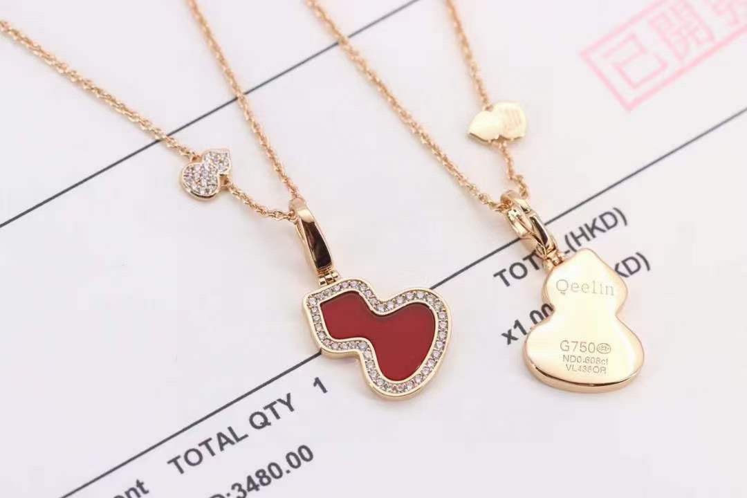 p155 七夕情人节礼物推荐 🧡🧡 
qeelin麒麟 wulu系列玫瑰金红葫芦项链

双生魅力，福禄连连，越看越美～
葫芦谐音＂福禄＂，寓意有福！美到哭，简直毫无抵抗力！高品质，超精工！ 厚金厚金厚金电镀，成本具高！镶嵌十心十箭高碳钻和天然红玉髓 好看到爆炸💝 
链长：46cm、工艺媲美k金版本👇