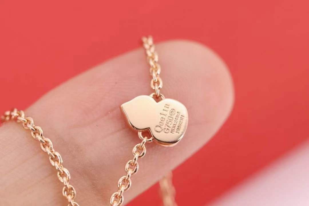 p155 七夕情人节礼物推荐 🧡🧡 
qeelin麒麟 wulu系列玫瑰金红葫芦项链

双生魅力，福禄连连，越看越美～
葫芦谐音＂福禄＂，寓意有福！美到哭，简直毫无抵抗力！高品质，超精工！ 厚金厚金厚金电镀，成本具高！镶嵌十心十箭高碳钻和天然红玉髓 好看到爆炸💝 
链长：46cm、工艺媲美k金版本👇