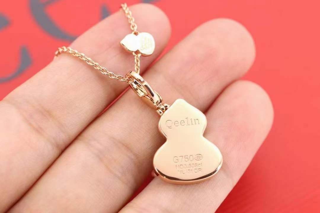 p155 七夕情人节礼物推荐 🧡🧡 
qeelin麒麟 wulu系列玫瑰金红葫芦项链

双生魅力，福禄连连，越看越美～
葫芦谐音＂福禄＂，寓意有福！美到哭，简直毫无抵抗力！高品质，超精工！ 厚金厚金厚金电镀，成本具高！镶嵌十心十箭高碳钻和天然红玉髓 好看到爆炸💝 
链长：46cm、工艺媲美k金版本👇