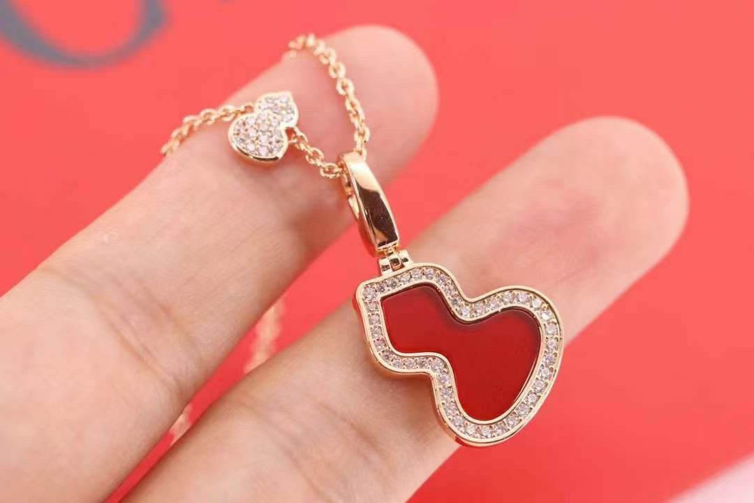 p155 七夕情人节礼物推荐 🧡🧡 
qeelin麒麟 wulu系列玫瑰金红葫芦项链

双生魅力，福禄连连，越看越美～
葫芦谐音＂福禄＂，寓意有福！美到哭，简直毫无抵抗力！高品质，超精工！ 厚金厚金厚金电镀，成本具高！镶嵌十心十箭高碳钻和天然红玉髓 好看到爆炸💝 
链长：46cm、工艺媲美k金版本👇