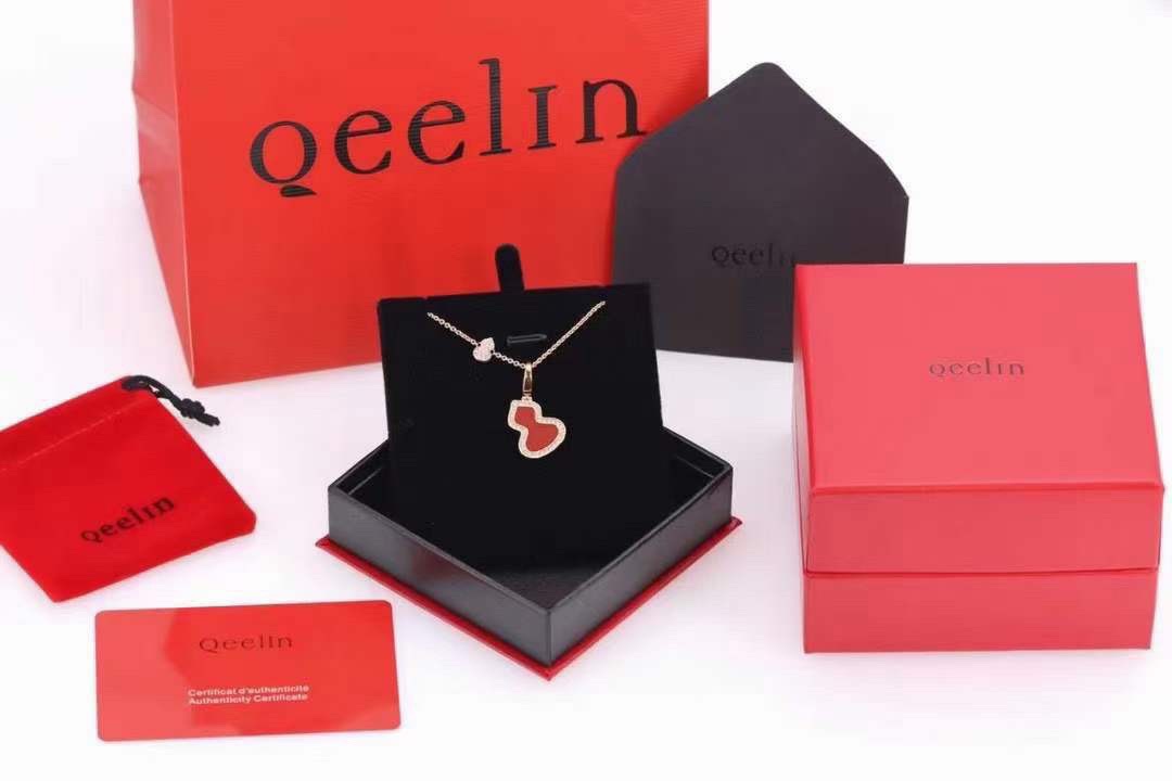 p155 七夕情人节礼物推荐 🧡🧡 
qeelin麒麟 wulu系列玫瑰金红葫芦项链

双生魅力，福禄连连，越看越美～
葫芦谐音＂福禄＂，寓意有福！美到哭，简直毫无抵抗力！高品质，超精工！ 厚金厚金厚金电镀，成本具高！镶嵌十心十箭高碳钻和天然红玉髓 好看到爆炸💝 
链长：46cm、工艺媲美k金版本👇