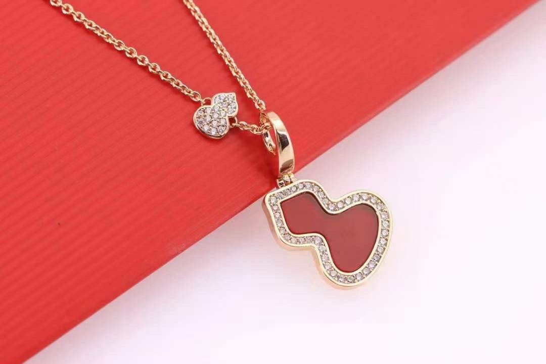 p155 七夕情人节礼物推荐 🧡🧡 
qeelin麒麟 wulu系列玫瑰金红葫芦项链

双生魅力，福禄连连，越看越美～
葫芦谐音＂福禄＂，寓意有福！美到哭，简直毫无抵抗力！高品质，超精工！ 厚金厚金厚金电镀，成本具高！镶嵌十心十箭高碳钻和天然红玉髓 好看到爆炸💝 
链长：46cm、工艺媲美k金版本👇