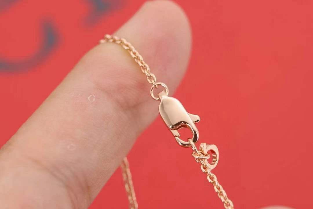 p155 七夕情人节礼物推荐 🧡🧡 
qeelin麒麟 wulu系列玫瑰金红葫芦项链

双生魅力，福禄连连，越看越美～
葫芦谐音＂福禄＂，寓意有福！美到哭，简直毫无抵抗力！高品质，超精工！ 厚金厚金厚金电镀，成本具高！镶嵌十心十箭高碳钻和天然红玉髓 好看到爆炸💝 
链长：46cm、工艺媲美k金版本👇