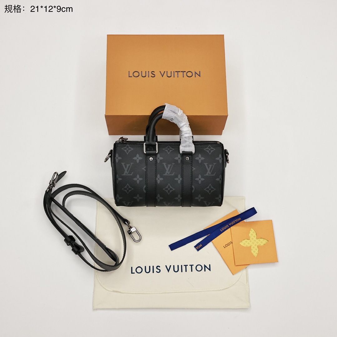 LV Keepall XS黑武士枕头包 取材 Monogram Eclipse Reverse 帆布,以紧凑构型再现 Keepall 旅行袋的标志风采,经典Monogram 图案倒映两侧,与路易威登全新系列遥相呼应,巧用皮革手柄和可拆卸肩带,轻松畅行于当代浪潮. 规格:21*12*9cm