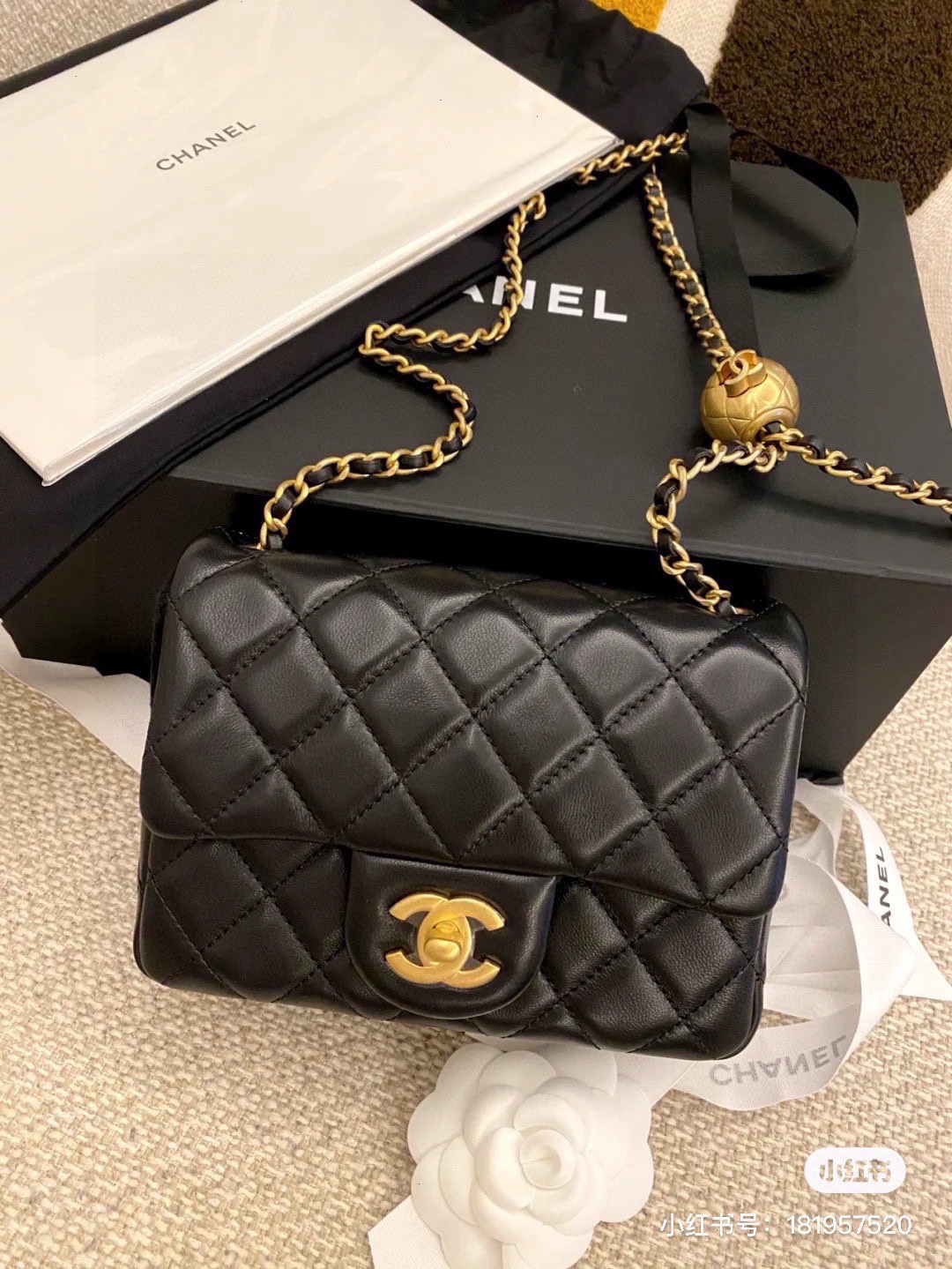 Chanel小金球|爱到无法自拔这是多少女孩子梦寐以求的呀 Chanel小金球| mini |大mini |多色可选仙女必备款式.上身超可爱哦.链条可调节小很柔软~手感特别舒适~真的爱不释手.极力推荐