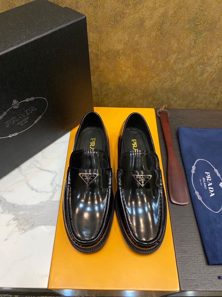 NO:271616,Come here!  Finally shipped!  Parda, one-foot-punch lazy boutique, this year's latest [original order boutique], all spot, original factory hardware, top quality, luxury Italian leather big bottom, fierce goods are coming [Rose][Rose] Imported hardware is different from market goods, fully imported German oxen inside, perfect smooth stitching, uniform and coherent, fine craftsmanship, simple and easy to wear, soft enough to be comfortable, standard code 38/45;,,Leather soles19860909来了来了！终于出货！批 Parda 一脚蹬懒人精品 今年最新【原单精品】全现货 原代工厂五金 顶级精品 奢用意大利真皮大底,狠货来袭 [玫瑰][玫瑰] 进口五金不同于市场货 内里用全进口徳国胎牛 完美顺畅的车缝线 均匀连贯 工艺精细 套脚的设计简单易穿 柔软程度足以舒适 标准码 38/45；,,Leather soles,Men's shoes