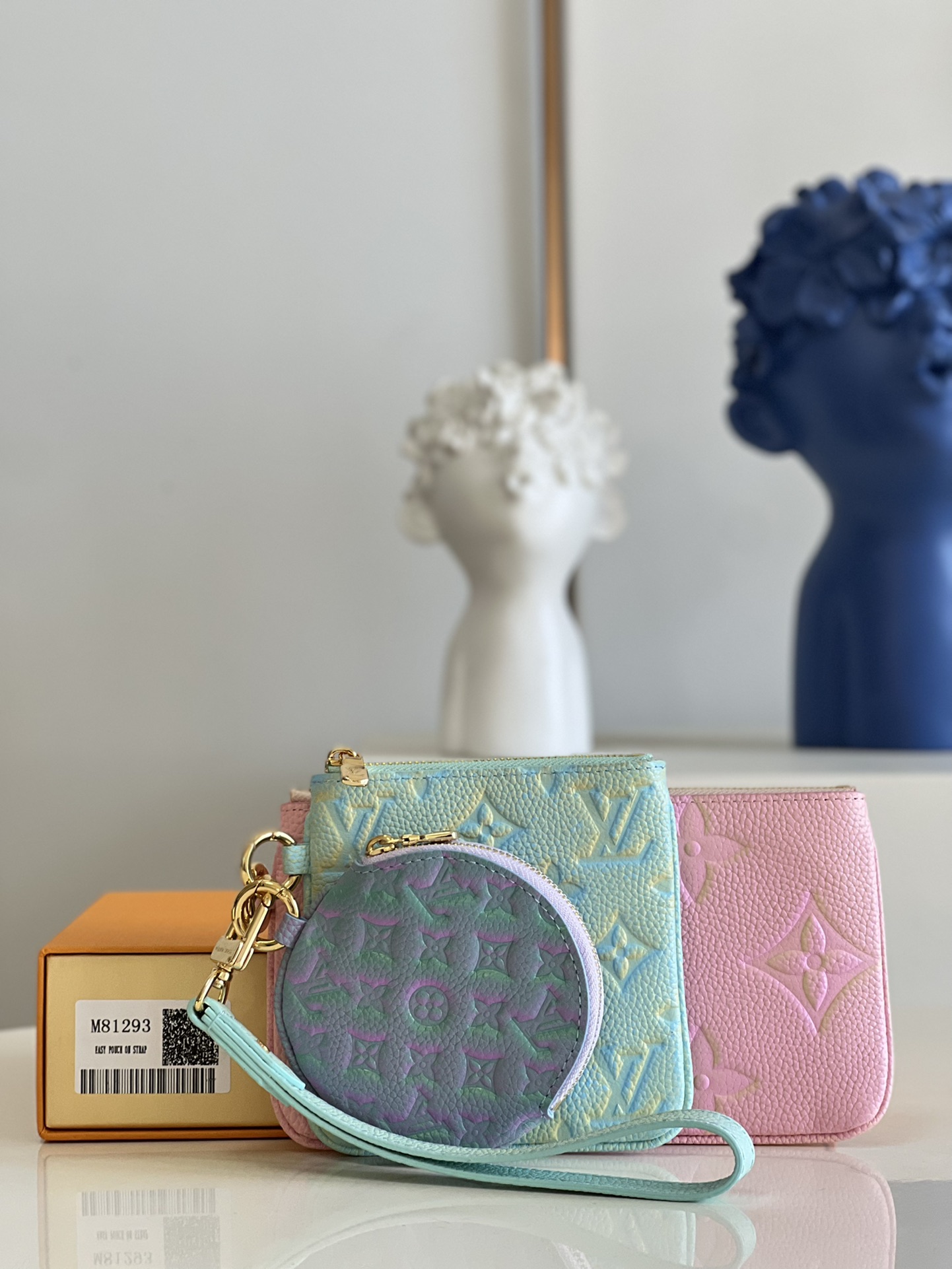 NO:399094,【Exclusive real photo M81293】This Summer Stardust special edition Trio portable bag is reinterpreted with Monogram Empreinte leather. The soft grained leather is specially treated to create a shining effect. The design inspiration comes from the stars in the sky. The three portable bags are in contrasting colors, can be matched with each other or used independently, and can be carried on wristbands or on bags or belts, suitable for storing personal necessities. Product information 19.5 x 11.5 x 3 cm (length x height x width) Z.,LV [original leather],louis vuitton19860909【独家实拍M81293】这款Summer Stardust特别版Trio随身包以Monogram Empreinte皮革重新演绎,柔软的粒面皮革经过特别处理,缔造闪耀效果,设计灵感源自满天繁星.三个随身包采用相衬色调,可互相配衬或独立使用,亦可用腕带或挂于袋上或皮带上携带,适合存放个人必需品. 产品资料19.5 x 11.5 x 3 厘米 (长度 x 高度 x 阔度) Z.,LV【原厂皮】,louis vuitton,Bag