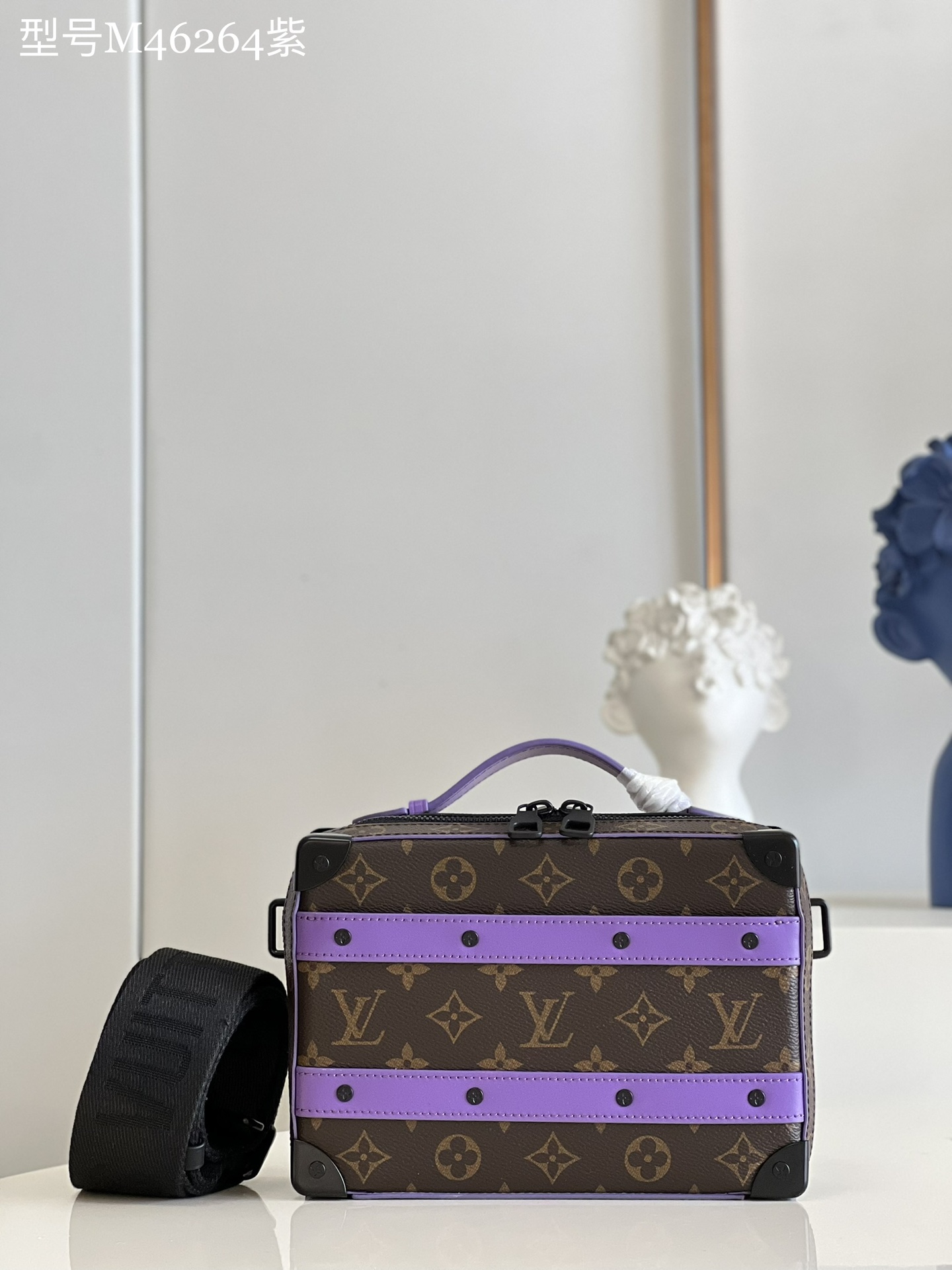 NO:399080,【Exclusive real photo M46264 purple】Handle Soft Trunk handbag adheres to Louis Vuitton's box making tradition, pairing Monogram Macassar canvas with exquisite bright cowhide leather, recalling designer Virgil Abloh's signature brushstrokes, compact configuration can accommodate daily needs, making it a choice for urban trends. Detailed features 21.5 x 15 x 7 cm (length x height x width) Z.700,LV [original leather],louis vuitton,louis vuitton,cowhide19860909【独家实拍M46264紫】Handle Soft Trunk 手袋秉承路易威登的制箱传统,为 Monogram Macassar 帆布搭配精致亮彩牛皮革,回忆设计师 Virgil Abloh 的标志性笔触,紧凑构型可容纳日常所需,成就都市潮流之选.详细特征21.5 x 15 x 7 厘米 (长度 x 高 x 宽) Z.700,LV【原厂皮】,louis vuitton,louis vuitton,cowhide,Bag
