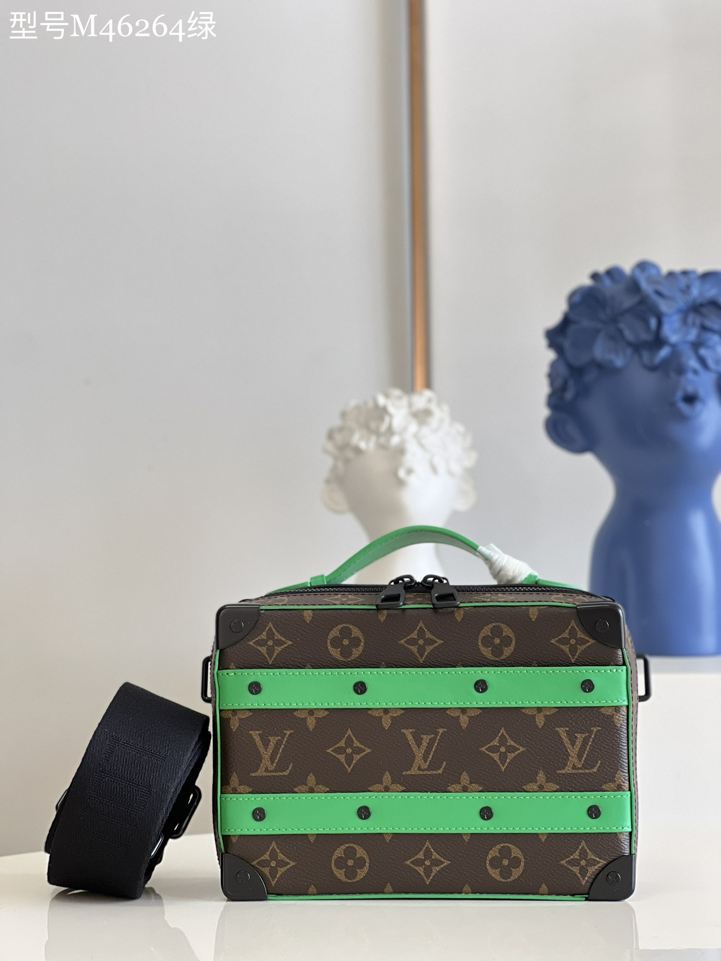 NO:399083,【Exclusive real photo M46264 green】Handle Soft Trunk handbag adheres to Louis Vuitton's box making tradition, pairing Monogram Macassar canvas with exquisite bright cowhide leather, recalling designer Virgil Abloh's signature brushstrokes, compact configuration can accommodate daily needs, making it a choice for urban trends. Detailed features 21.5 x 15 x 7 cm (length x height x width) Z.700,LV [original leather],louis vuitton,louis vuitton,cowhide19860909【独家实拍M46264绿】Handle Soft Trunk 手袋秉承路易威登的制箱传统,为 Monogram Macassar 帆布搭配精致亮彩牛皮革,回忆设计师 Virgil Abloh 的标志性笔触,紧凑构型可容纳日常所需,成就都市潮流之选.详细特征21.5 x 15 x 7 厘米 (长度 x 高 x 宽) Z.700,LV【原厂皮】,louis vuitton,louis vuitton,cowhide,Bag