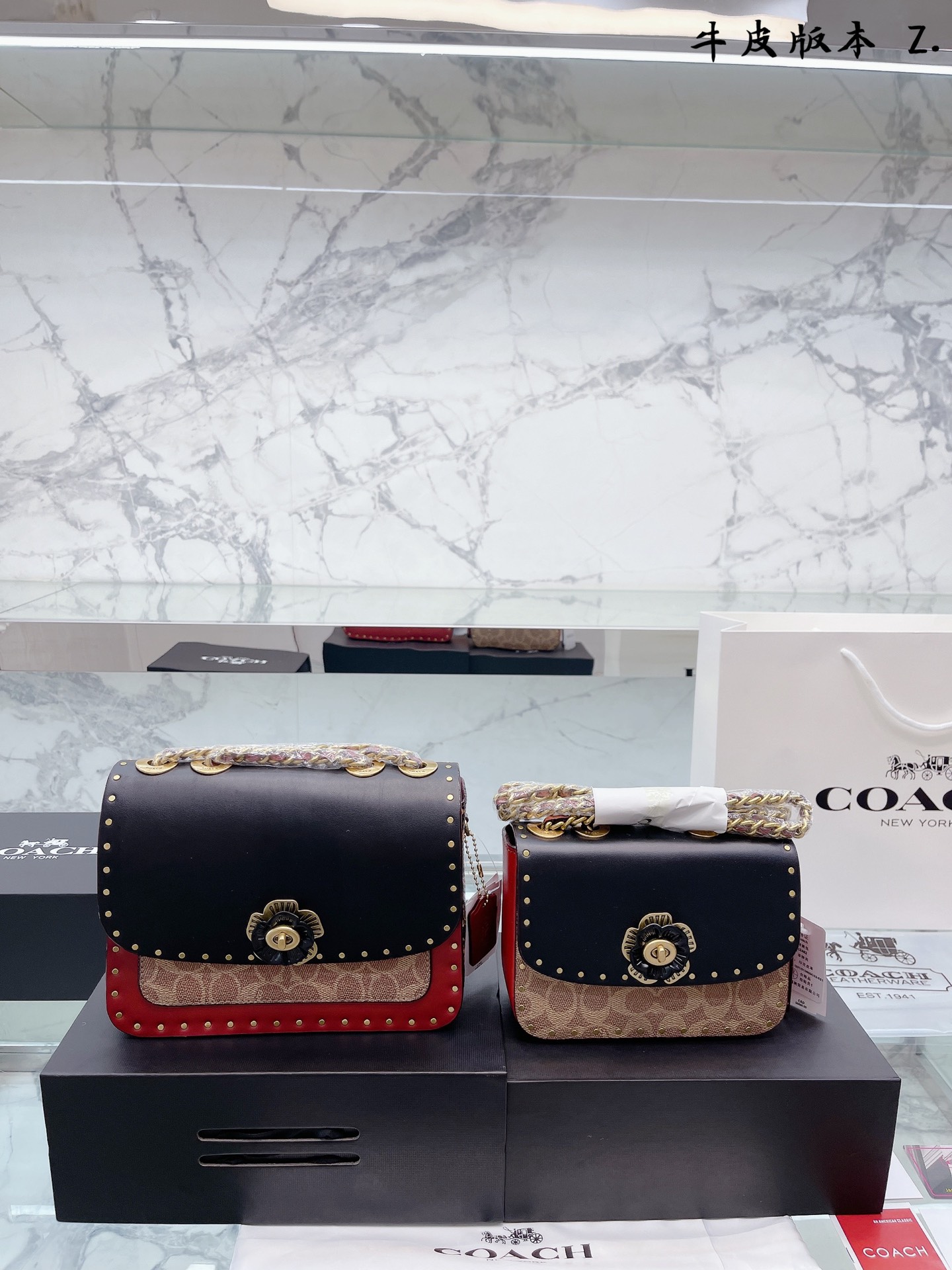 牛皮版本COACH I经典山茶花蛇皮拼接 Madison Coach 最经典山茶花系列心 Madison 包型立挺 翻盖采用黑色小牛皮并搭配古铜色铆钉饰边 包包身是 Coach 蔻驰 最经典的焦糖色 与 signature C logo 侧边是具有收藏价值的蛇皮材质 整体风格非常的亮眼时髦  Coach 蔻驰  coach 尺寸 大号23 17cm 小号 20 14cm