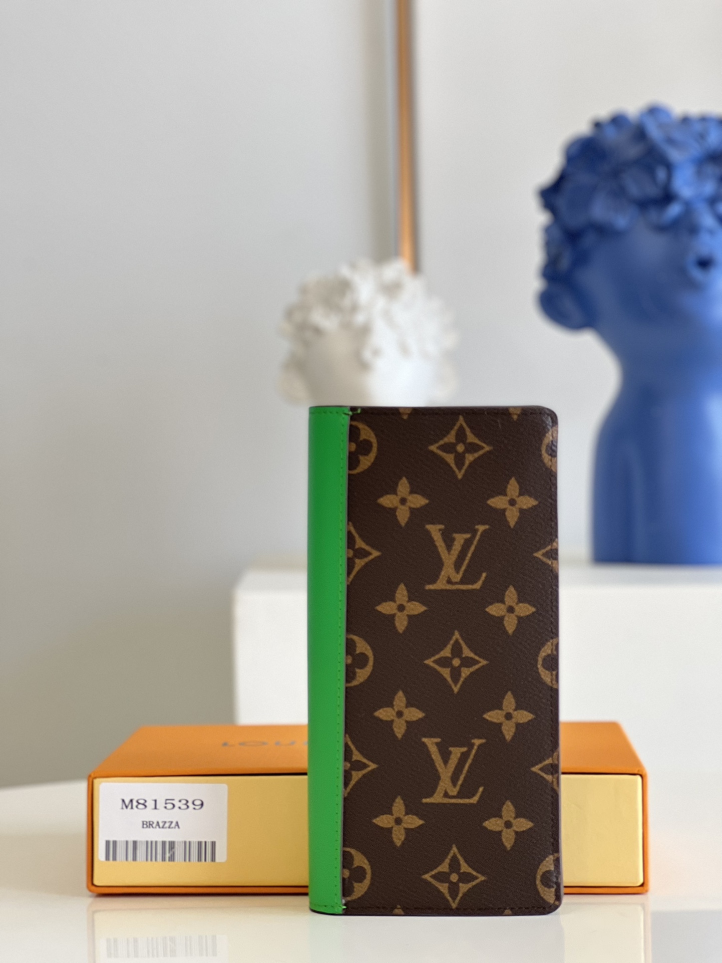 NO:399095,【Exclusive real photo M81539 green】New Brazza wallet is made of Monogram Macassar canvas, lit up cowhide details with the iconic colors written by designer Virgil Abloh. The long design includes card slots and compartments, which can store banknotes and notes; large zipper compartments are easy to store change. Detailed features 10 x 19 x 2 cm (length x height x width) C/Z.,LV [original leather],louis vuitton,cowhide19860909【独家实拍M81539绿】新款Brazza 钱夹取材 Monogram Macassar 帆布,以设计师 Virgil Abloh 笔下的标志性色彩点亮牛皮革细节.长款设计囊括卡位和隔层,可收纳纸钞和票据；大号拉链隔层便于存放零钱.详细特征10 x 19 x 2 厘米 (长度 x 高 x 宽) C/Z.,LV【原厂皮】,louis vuitton,cowhide,Bag