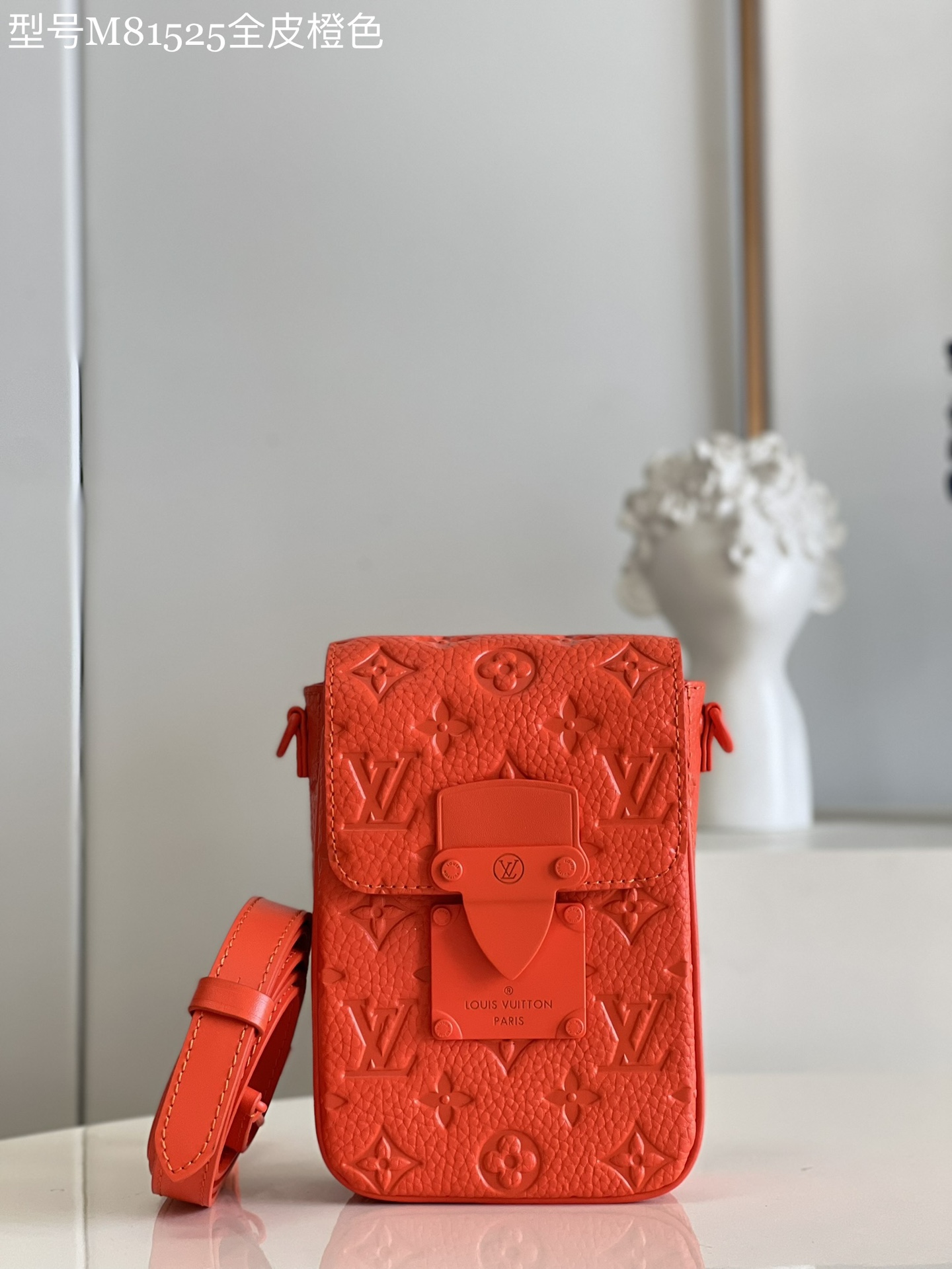 NO:399087,【Exclusive real photo of M81525 full leather orange】The new S-Lock Vertical Wearable wallet material Taurillon Monogram leather, which once again presents the iconic colors of designer Virgil Abloh. Delicate cowhide leather imprints classic Monogram pattern, magnetic buckle opening and closing is derived from the lock design of the brand's traditional hard box, making personal items easy to accompany with new trends. Detailed features 12 x 19 x 7 cm (length x height x width) Z.600,LV [original leather],louis vuitton,cowhide19860909【独家实拍M81525全皮橙色】全新 S-Lock Vertical Wearable 钱夹取材 Taurillon Monogram 皮革,再度呈现设计师 Virgil Abloh 的标志性色彩.细腻牛皮革压印经典 Monogram 图案,磁扣开合源自品牌传统硬箱的锁扣设计,以潮流新法令个人物品轻松随行. 详细特征12 x 19 x 7 厘米 (长度 x 高 x 宽) Z.600,LV【原厂皮】,louis vuitton,cowhide,Bag