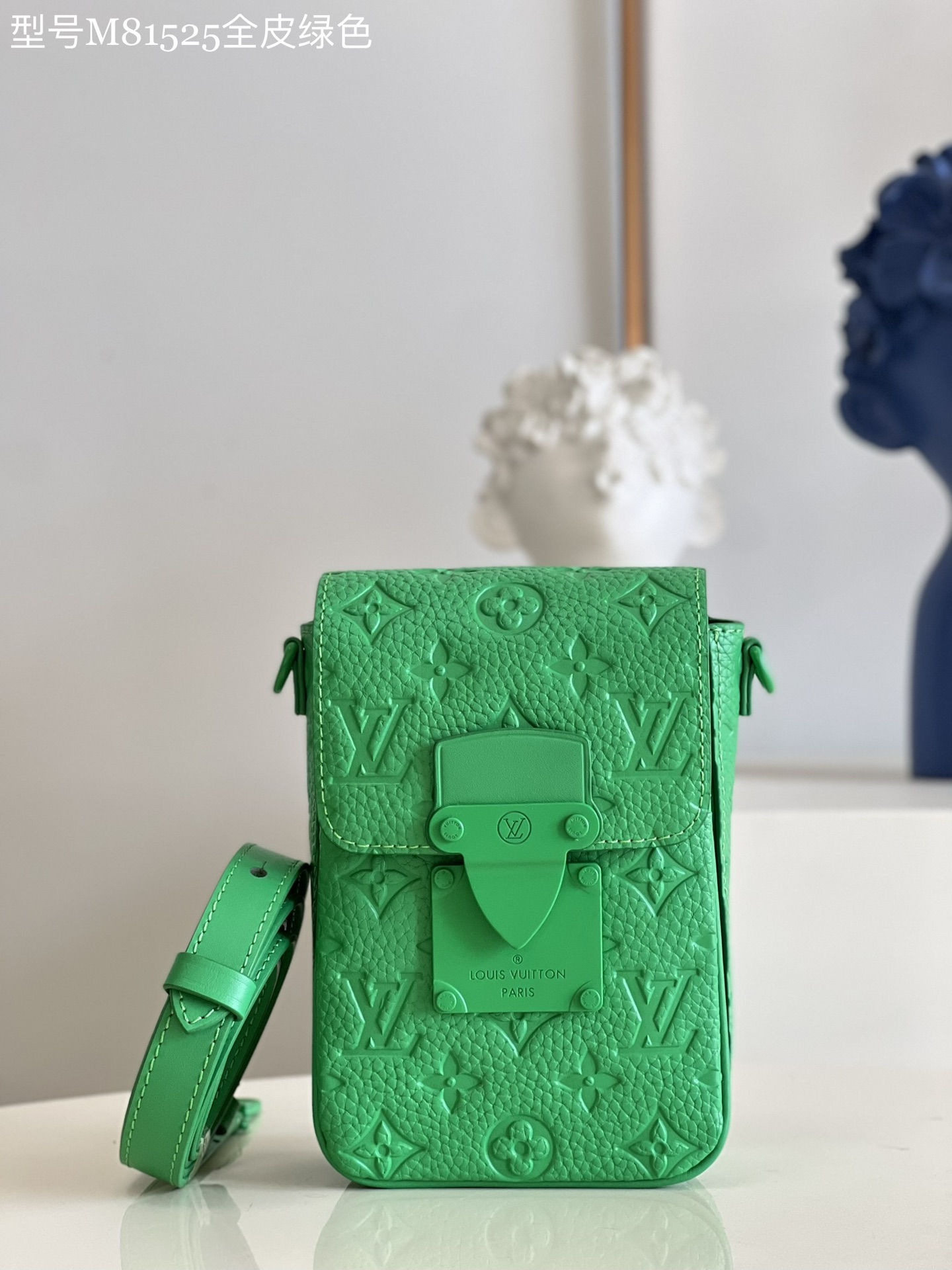 NO:399090,【Exclusive real photo of M81525 full leather green】The new S-Lock Vertical Wearable wallet material Taurillon Monogram leather, which once again presents the iconic colors of designer Virgil Abloh. Delicate cowhide leather imprints classic Monogram pattern, magnetic buckle opening and closing is derived from the lock design of the brand's traditional hard box, making personal items easy to accompany with new trends. Detailed features 12 x 19 x 7 cm (length x height x width) Z.600,LV [original leather],louis vuitton,cowhide19860909【独家实拍M81525全皮绿色】全新 S-Lock Vertical Wearable 钱夹取材 Taurillon Monogram 皮革,再度呈现设计师 Virgil Abloh 的标志性色彩.细腻牛皮革压印经典 Monogram 图案,磁扣开合源自品牌传统硬箱的锁扣设计,以潮流新法令个人物品轻松随行. 详细特征12 x 19 x 7 厘米 (长度 x 高 x 宽) Z.600,LV【原厂皮】,louis vuitton,cowhide,Bag