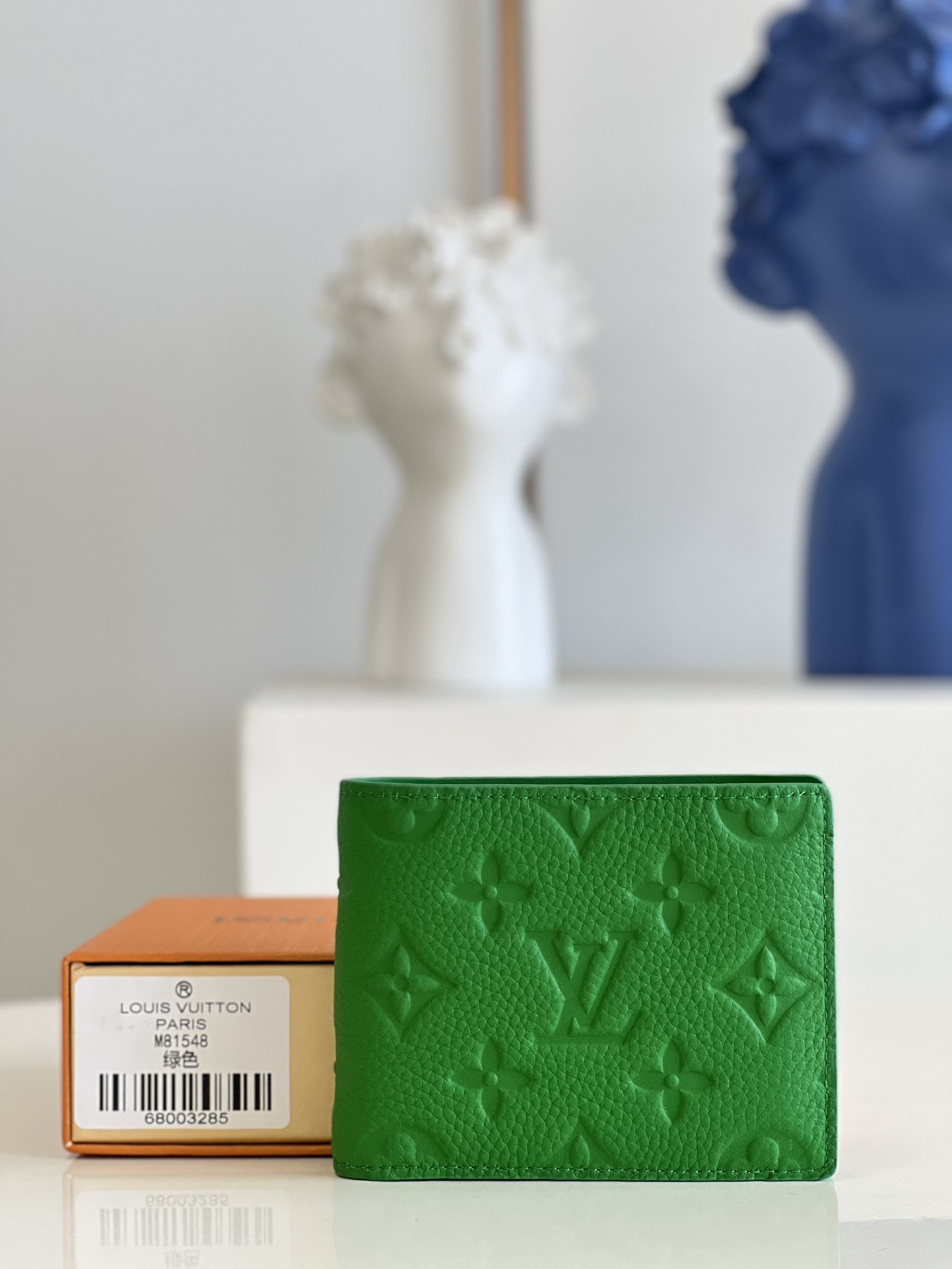 NO:399099,【Exclusive real photo M81548 green】Short clip Multiple wallet design is refreshing and simple, black Taurllon calf leather fabric is very soft and decorated with the iconic Monogram embossed. It is small in size and extremely portable, with multiple credit card slots and bills compartments, outstanding practicality. 11.5 x 9.0 x 1.5 cm U.,LV [original leather],louis vuitton,cowhide19860909【独家实拍M81548绿色】短夹 Multiple钱夹设计清爽简洁,黑色 Taurllon小牛皮面料质地十分柔软,饰有标志性Monogram压纹.尺寸小巧,极为便携,内配多个信用卡插槽与票据和纸钞隔层,实用性出众.11.5 x 9.0 x 1.5 cm U.,LV【原厂皮】,louis vuitton,cowhide,Bag