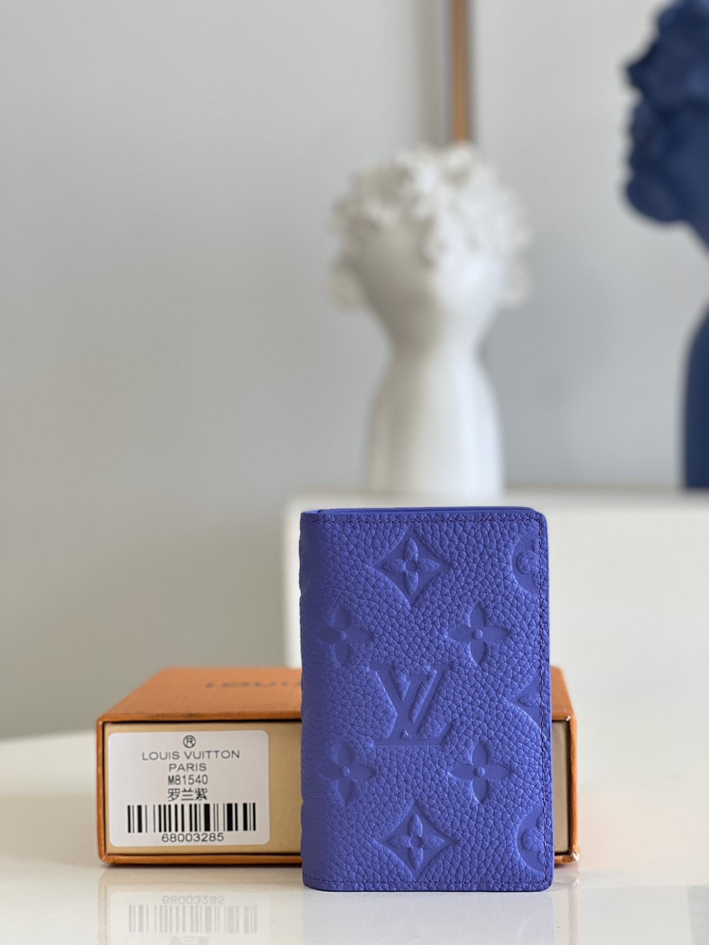 NO:399102,[Exclusive real photo M81540 violet] This pocket wallet is a classic Monogram pattern with Taurillon leather imprint. It is small in size but abundant in capacity, and contains functional designs such as pockets and slots. Size 8.0x 11.0x 1.0 cm (Length x Height x Width) U., LV [Original Leather], louis vuitton19860909【独家实拍M81540紫罗兰】本款口袋钱夹为 Taurillon 皮革压印经典 Monogram 图案.尺寸小巧却容量充裕,内含口袋和卡位等功能性设计.尺寸8.0x 11.0x 1.0 cm (长x 高x 宽) U.,LV【原厂皮】,louis vuitton,Bag