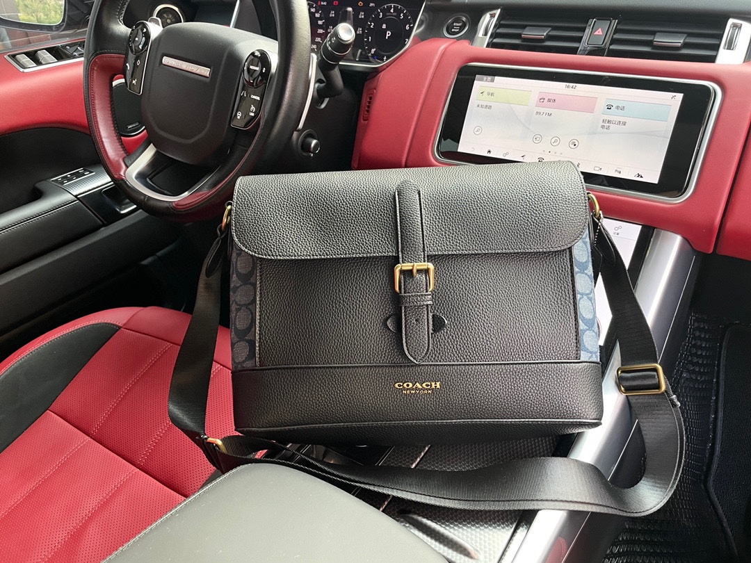 K0 高端货 “Coach Coach 蔻驰 ”单肩包 进口原厂面料超高清五金logo标志、专用里内里。超顺滑拉链、油边超平滑、做工精致每个细节到位潮男必备款1818规格34/25/9。p255