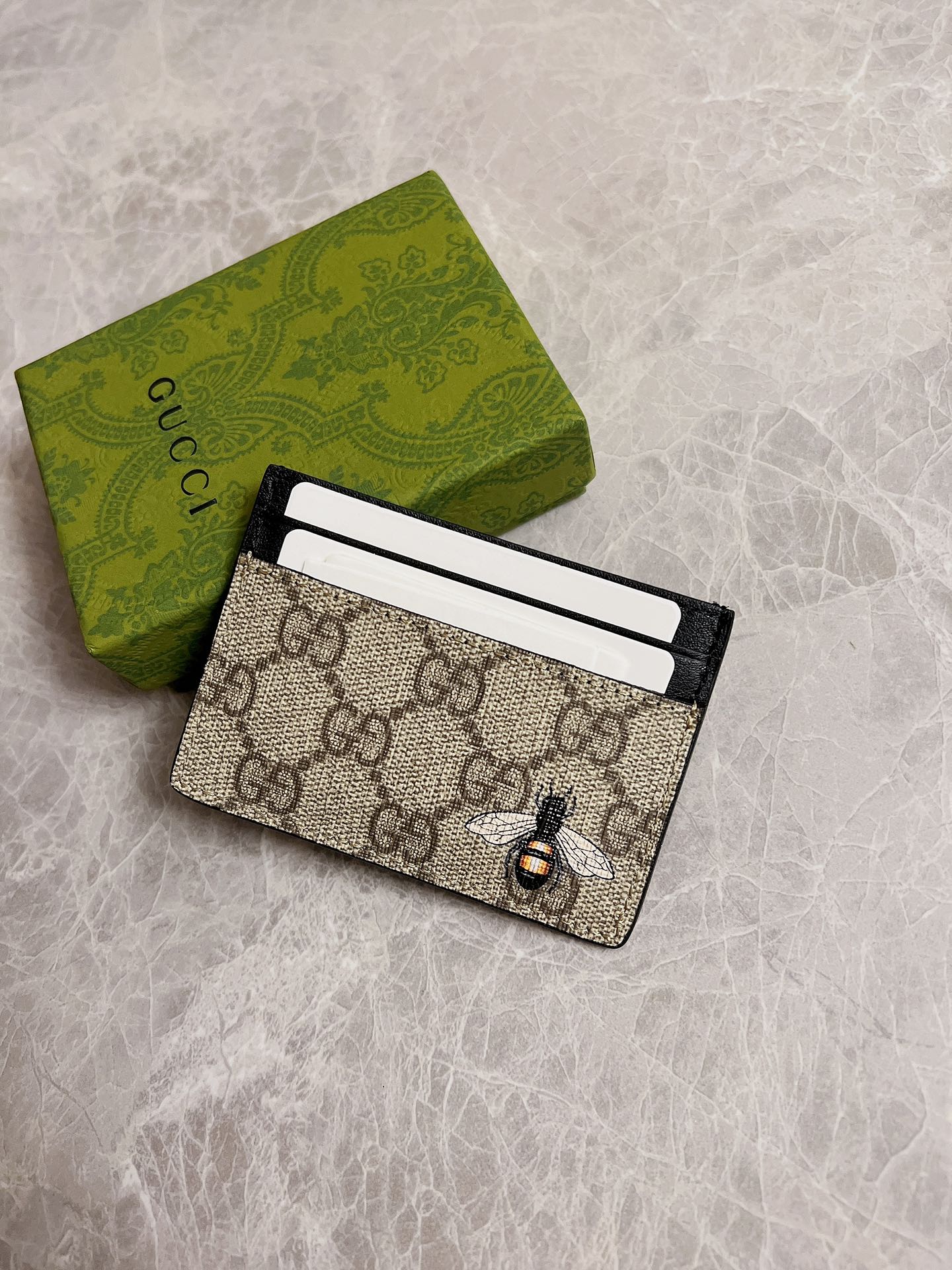 NO:673956,New men's small card holder!  Synchronized with the counter, original shaved leather with high-quality PVC fabric with the latest tear-printed bee logo and fine workmanship, simple and elegant, fashionable and domineering, model: 451277, size: 10x7cm, color brown PVC-black 'Bee', Gucci wallet, gucci, wallets19860909新款男士小卡包！专柜同步,原版修面皮搭配上等Pvc面料撕印最新 蜜蜂标志油边做工精细 ,简单大方,时尚霸气,型号: 451277,尺寸:10x7cm,颜色啡Pvc-黑 『蜜蜂』,Gucci钱包,gucci,wallets,欧美剧