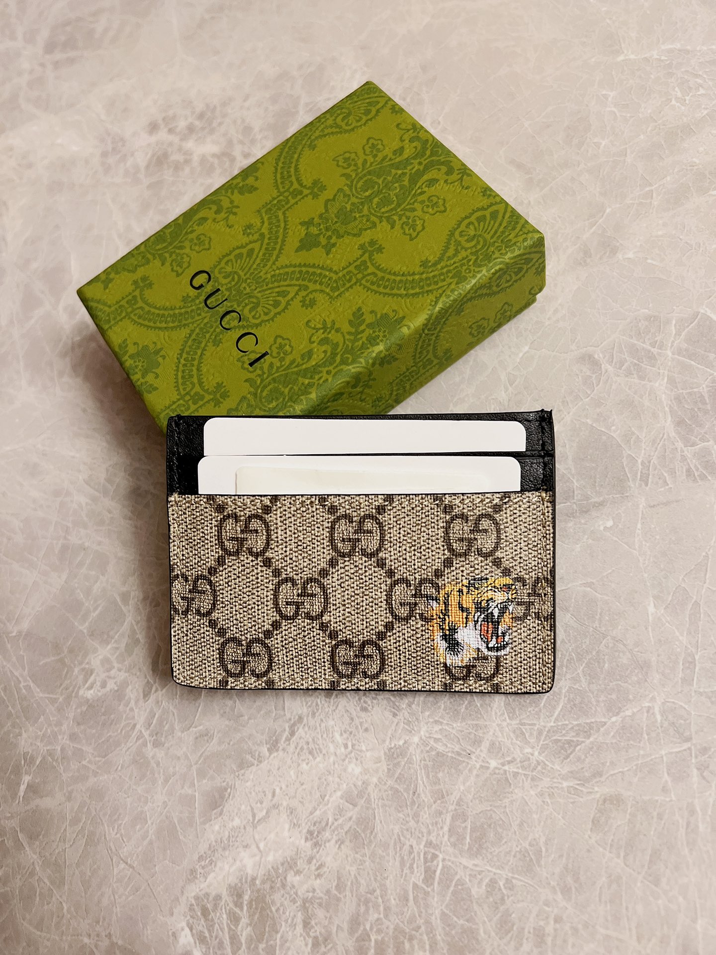 NO:673954,New men's small card holder!  Synchronized with the counter, original shaved leather with high-quality PVC fabric with the latest tear-printed tiger head logo and oil edges, fine workmanship, simple and elegant, fashionable and domineering, model: 451277, size: 10x7cm, color brown PVC-black 'tiger head', Gucci wallet, gucci, wallets19860909新款男士小卡包！专柜同步,原版修面皮搭配上等Pvc面料撕印最新 虎头标志油边做工精细 ,简单大方,时尚霸气,型号: 451277,尺寸:10x7cm,颜色啡Pvc-黑 『老虎头』,Gucci钱包,gucci,wallets,欧美剧