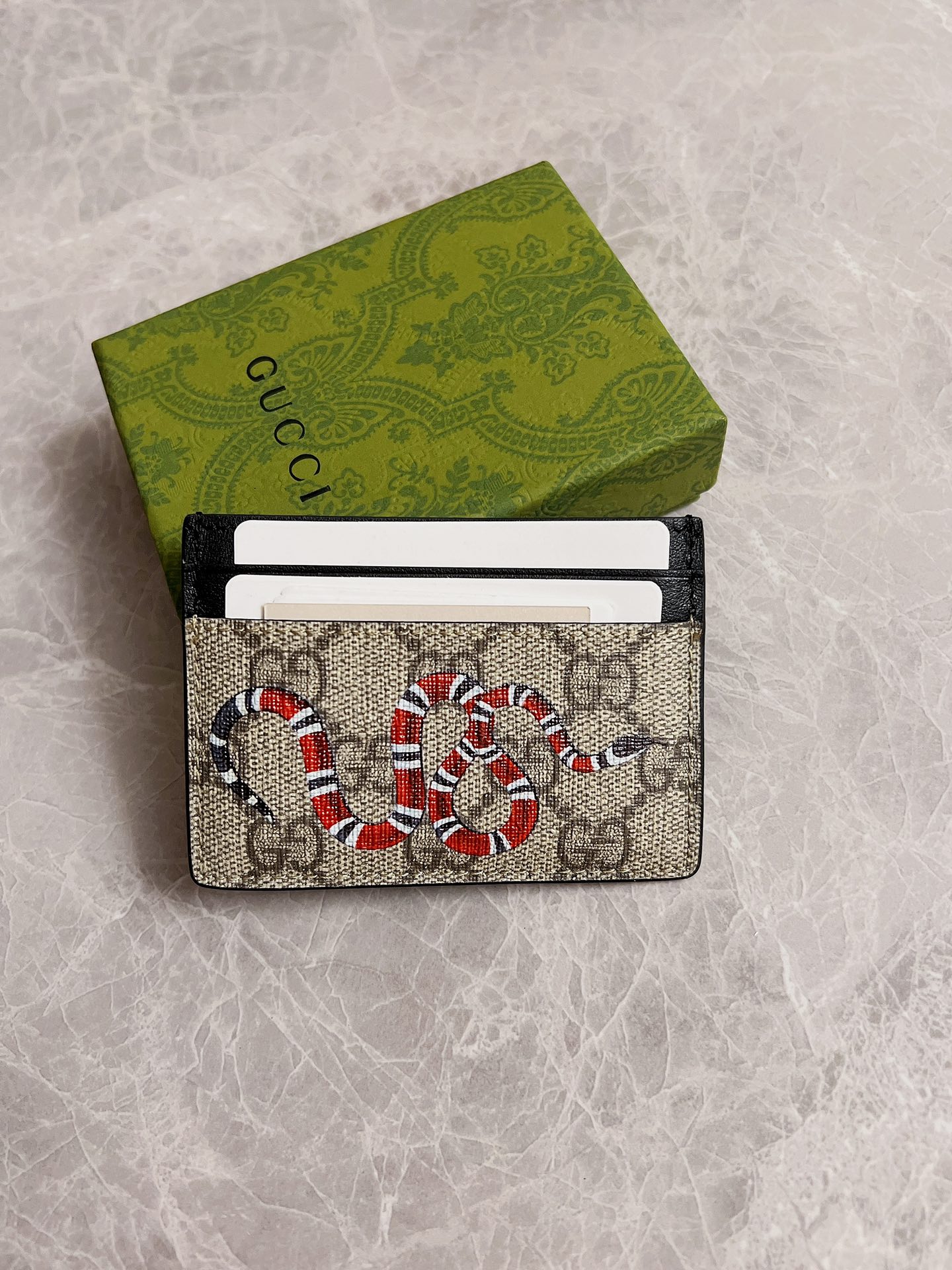 NO:673952,New men's small card holder!  Synchronized with the counter, original shaved leather with high-quality PVC fabric with the latest tear-printed striped snake logo and oil edges, fine workmanship, simple and elegant, fashionable and domineering, model: 451277, size: 10x7cm, color brown PVC-black 'Striped Snake', Gucci wallet, gucci, wallets19860909新款男士小卡包！专柜同步,原版修面皮搭配上等Pvc面料撕印最新 条纹蛇标志油边做工精细 ,简单大方,时尚霸气,型号: 451277,尺寸:10x7cm,颜色啡Pvc-黑 『条纹蛇』,Gucci钱包,gucci,wallets,欧美剧