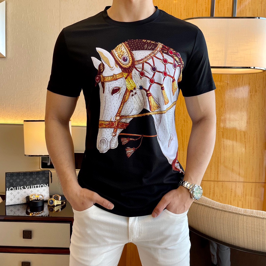 NO:858058,Hmax - 2026ss latest fashion printed short-sleeved T-shirt in spring and summer, original version 1:1, exclusive customization - imported 120-count double mercerized cotton fabric, the latest digital printing and hot-drilling process at the counter, the texture is delicate and soft, and it is cool and smooth against the body. It absorbs moisture and sweat, is simple and elegant yet fashionable, the version is three-dimensionally cut, and the upper body is super stylish!  A must-have for fashionistas, sizes M-XXXL (model weighs 178/142 pounds and wears size L), T-shirt, tees, t-shirt,19860909H玛仕- 2026ss春夏最新款时尚印花短袖T恤,原版1:1打造,独家定制-进口120支双丝光棉面料,专柜最新数码印花烫钻工艺,质感细腻柔软,贴身冰爽顺滑.吸湿排汗,简约大方又不失时尚,版型立体裁剪,上身超有型！时尚潮人必备款 尺码M-XXXL (模特178/142斤穿L码),,T-shirt,tees，t-shirt,,Men's clothing