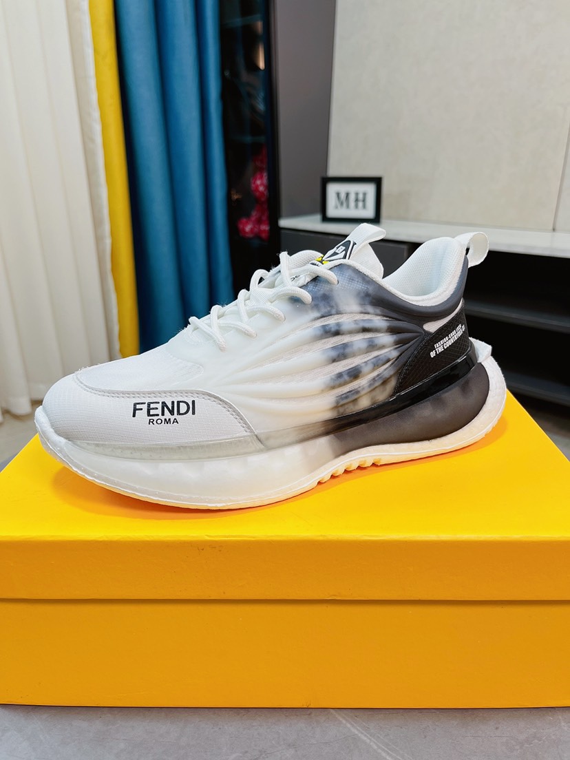 I5  Fendi  芬迪 经典舒适男士，这款复杂的运动鞋是由柔软的小牛皮真皮内里原版超轻橡胶材质粗纹大底 这种独特的轻薄风格适合这个季节的随意而精致的感性，上脚舒适自然 秋冬休闲出行日常款38\/44