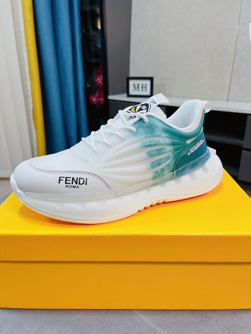 I5  Fendi  芬迪 经典舒适男士，这款复杂的运动鞋是由柔软的小牛皮真皮内里原版超轻橡胶材质粗纹大底 这种独特的轻薄风格适合这个季节的随意而精致的感性，上脚舒适自然 秋冬休闲出行日常款38\/44