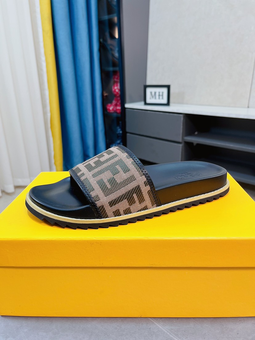 H0  Fendi  芬迪 小怪兽男士人字拖鞋，专注打造拖鞋品质质感升级完美的撞色拼接吸睛款拿过我们家拖鞋的亲都知道，我们只做精品1:1欢迎对比市场通货标准