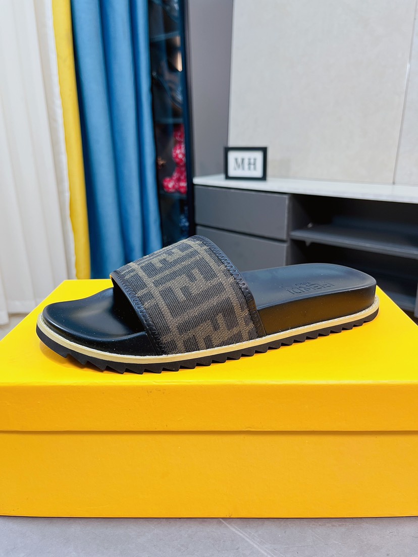 H0  Fendi  芬迪 小怪兽男士人字拖鞋，专注打造拖鞋品质质感升级完美的撞色拼接吸睛款拿过我们家拖鞋的亲都知道，我们只做精品1:1欢迎对比市场通货标准