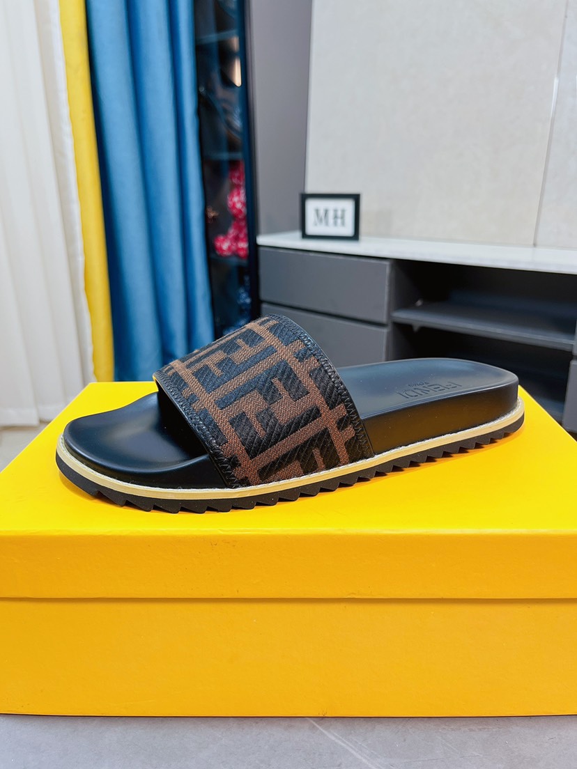 H0  Fendi  芬迪 小怪兽男士人字拖鞋，专注打造拖鞋品质质感升级完美的撞色拼接吸睛款拿过我们家拖鞋的亲都知道，我们只做精品1:1欢迎对比市场通货标准