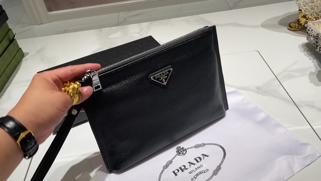 K0 9036 顶级原单 全套专柜礼盒发票包装 专柜同步最新爆款选用澳洲进口TOGO小牛皮，手感极佳原厂km电镀五金ykk精工拉链，精湛的做工、优选的牛皮，带给你上乘的质感手腕带和包包为同一块牛皮裁剪，手感细腻多道拉链设计，内里超大容量，满足你所有储存需求送人、自用首选尺寸：28182″},”distributionAgentMark”:false,”is_vi全套专柜礼盒发票包装 专柜同步最新爆款选用澳洲进口TOGO小牛皮，手感极佳原厂km电镀五金ykk精工拉链，精湛的做工、优选的牛皮，带给你上乘的质感手腕带和包包为同一块牛皮裁剪，手感细腻多道拉链设计，内里超大容量，满足你所有储存需求送人、自用首选尺寸：28182