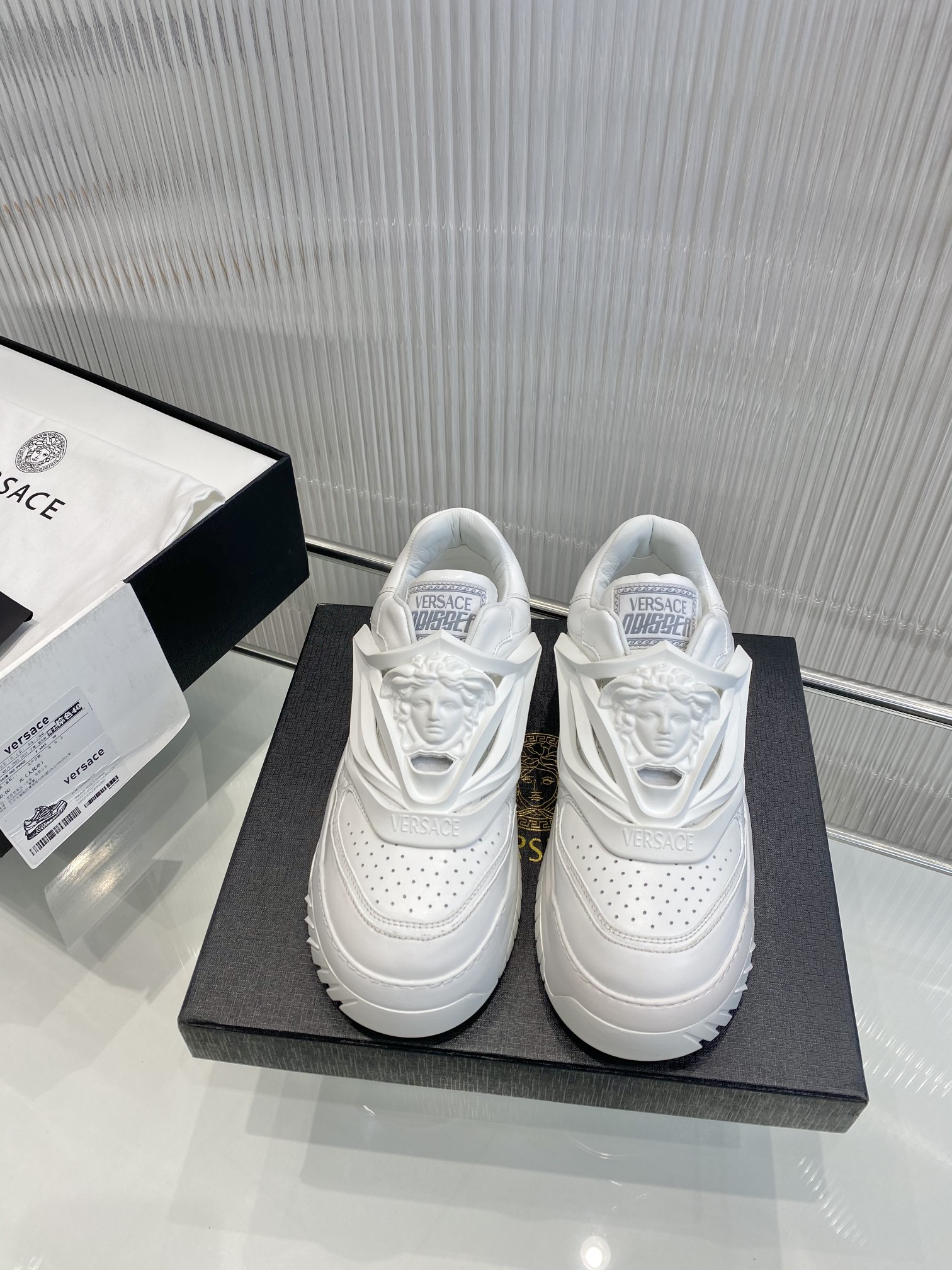 Versace 范思哲  Versace 22早秋最小白鞋 太空鞋 整体设计如同把一个雕塑穿在脚上,这个外形的灵感源自天体行星,整双鞋很具备结构感和线条感,干净利落也能让造型充满很强的视觉冲击力 它未来感的造型 充满活力 时尚 面料:头层牛皮 内里:牛皮内里 原版大底:IP发泡+ TPU 码数:女35-40   男38-45 女40男38.45付款定制不退换 女,男