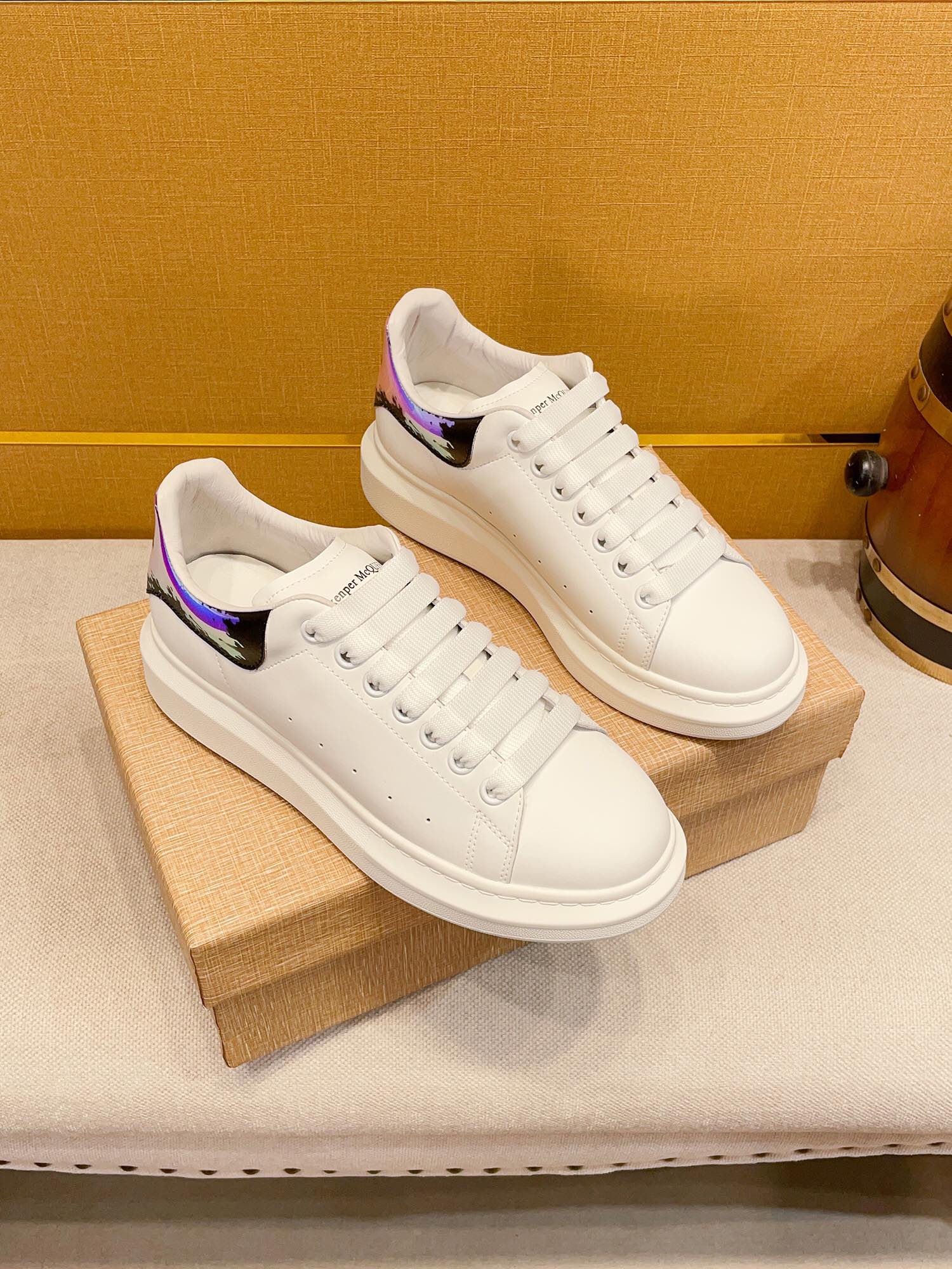 I0 AlexanderMcQUEENAlexander Mcqueen 麦昆  2022运动休闲男鞋，全新四季款设计香港原单顶级1：1 精湛工艺 顶级质量高端精品男士板鞋 跑步鞋 运动板鞋 英伦时尚风 原版牛皮 真皮内里 此款面料采用进口顶级柔软牛皮适合司机驾车出行 原版防滑耐磨橡胶大底