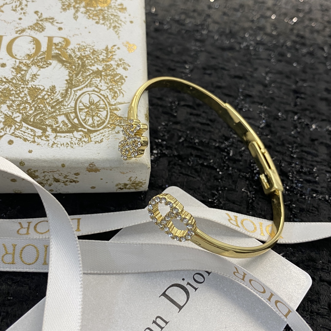 ▪️编码GH070 🛍迪家新款手镯热销款上新🤑🤑🛍同步专柜‼️高端品质‼️经典色超级衬肤色显白‼️最新款