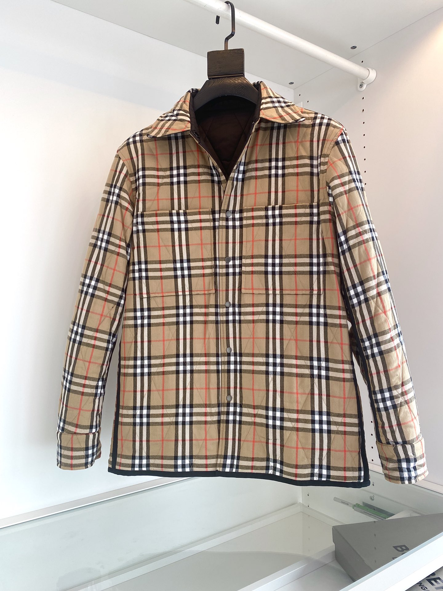 NO:655744,Bur***ry cabinet is on sale. It can be worn both for business and leisure. It is elegant on one side and fashionable on the other. The lapel neck design, the diamond pattern sewing on the front makes the whole body very detailed, and the classic plaid on the back is fashionable and stylish. The double pocket design on the chest makes the overall upper body look young and fashionable. The inner body is quilted, with moderate thickness, and the upper body is skin-friendly and warm, and it can be crisp and stylish. The order is in full condition, evergreen classic style, don’t miss it if you like it, color  black size S-2XL,,burberry,jackets & coats,alexander wang19860909巴*莉Bur***ry 柜在售,可商务可休闲双面穿翻领夹棉外套,一面素雅一面时尚.翻 领领口设计,正面菱格纹车缝让整体很有细节感,反面经典格纹时尚有型 胸口双口袋设计让 整体上身很显年轻时尚, 内里夹棉,厚度适中,上身亲肤 保暖,又能挺括有型,全品相的订 单,长青经典款,喜欢不要错过,颜色 黑色 尺码 S-2XL,,burberry,jackets & coats,alexander wang,Men's clothing