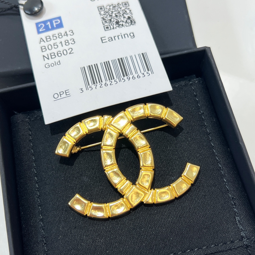 新款☑️CHANEL香奈儿金色双c胸针