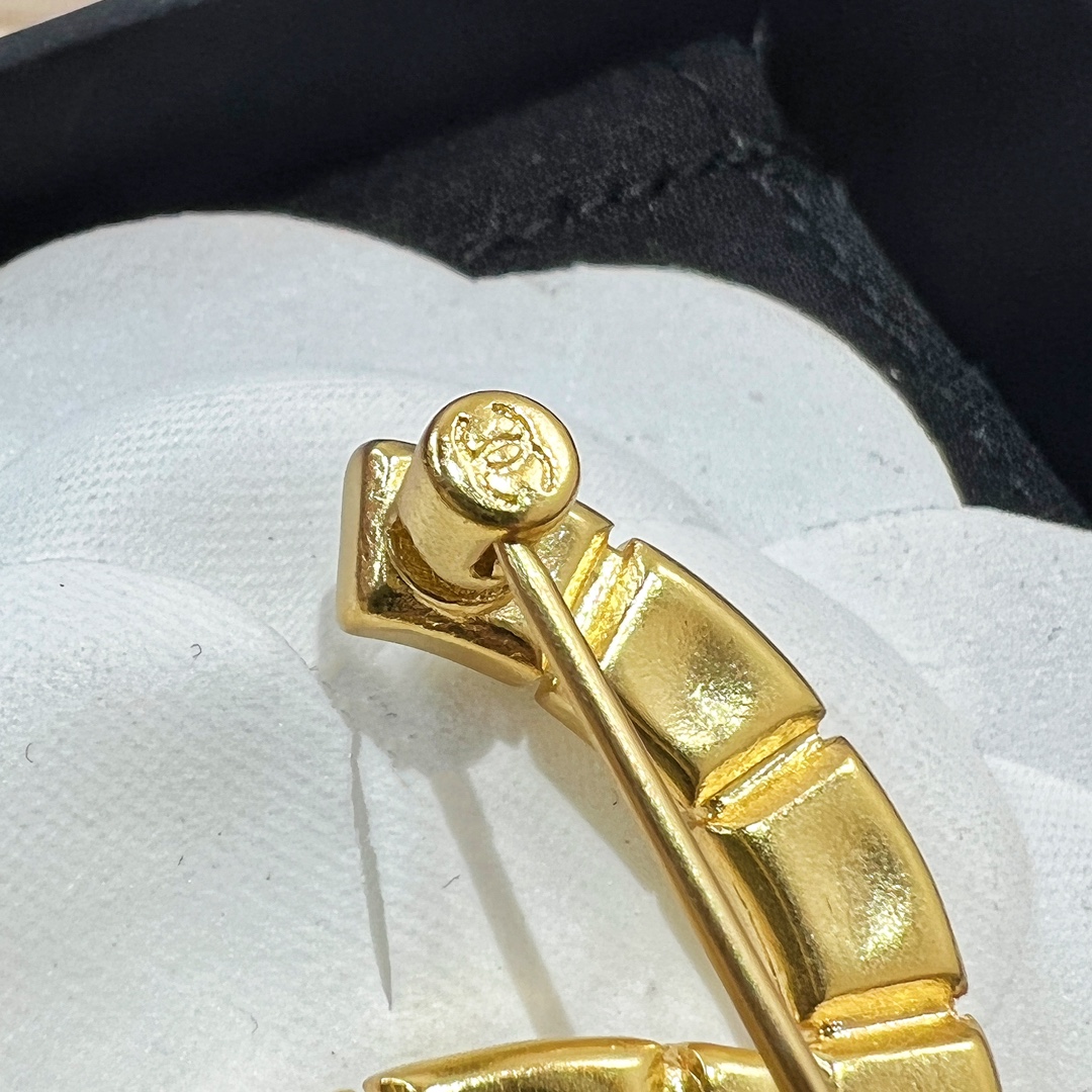 新款☑️CHANEL香奈儿金色双c胸针