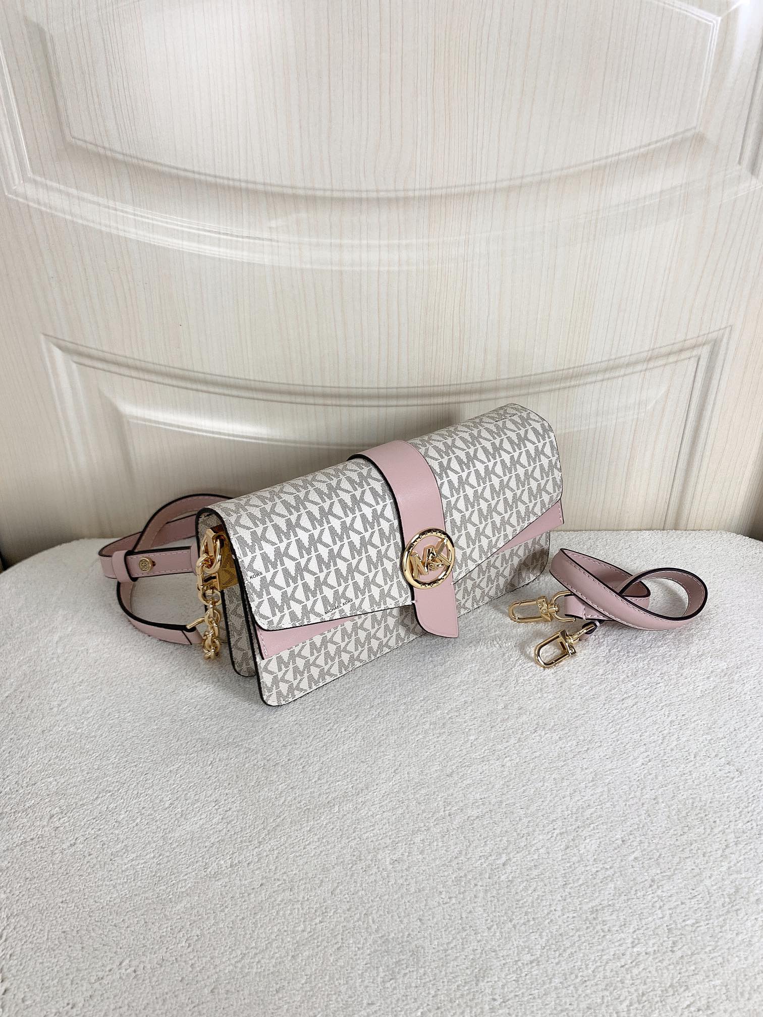 Michael Kors ～此款Greenwich 中号老花单肩包，包身采用白色品牌