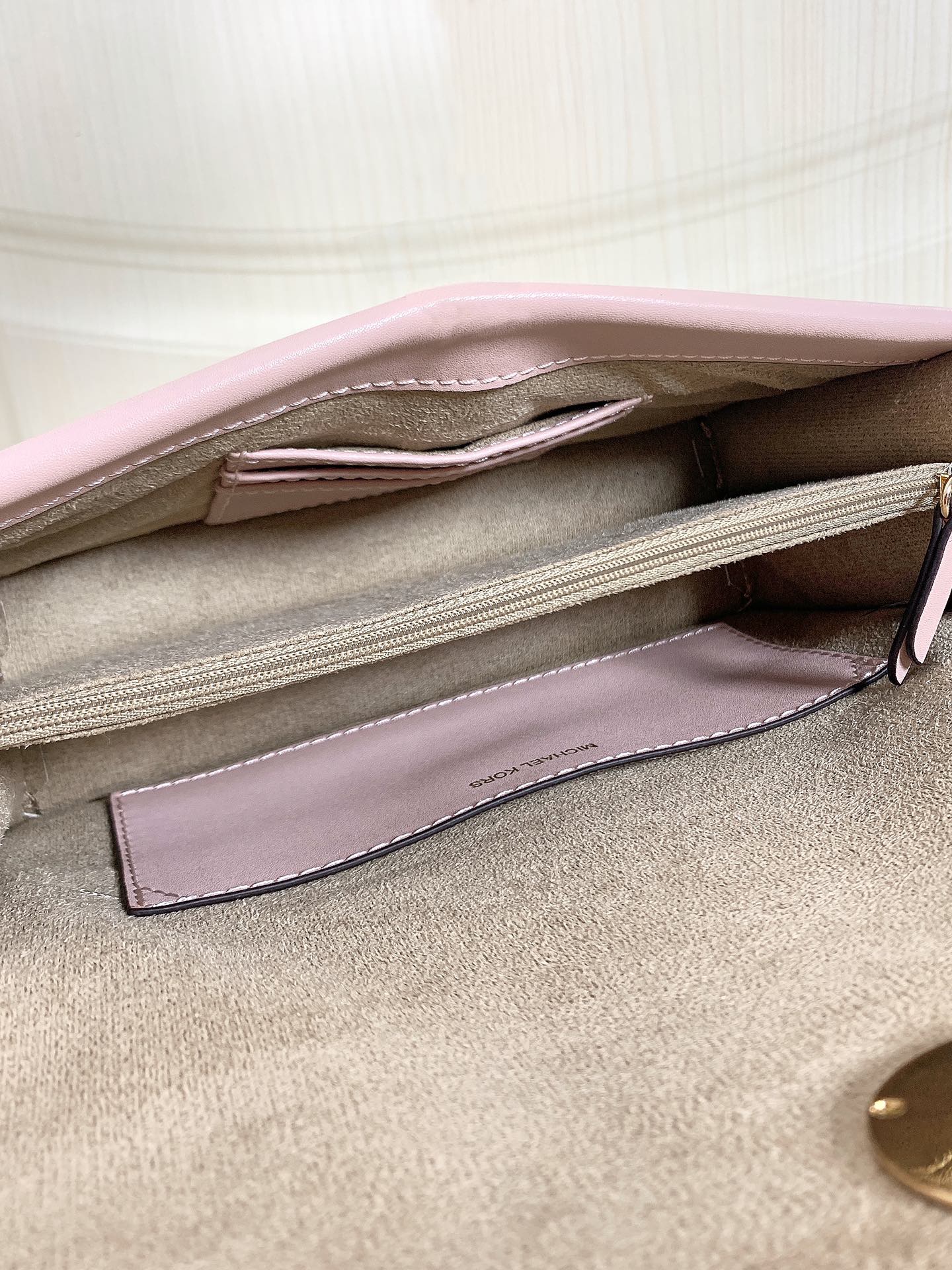 Michael Kors ～此款Greenwich 中号老花单肩包，包身采用白色品牌