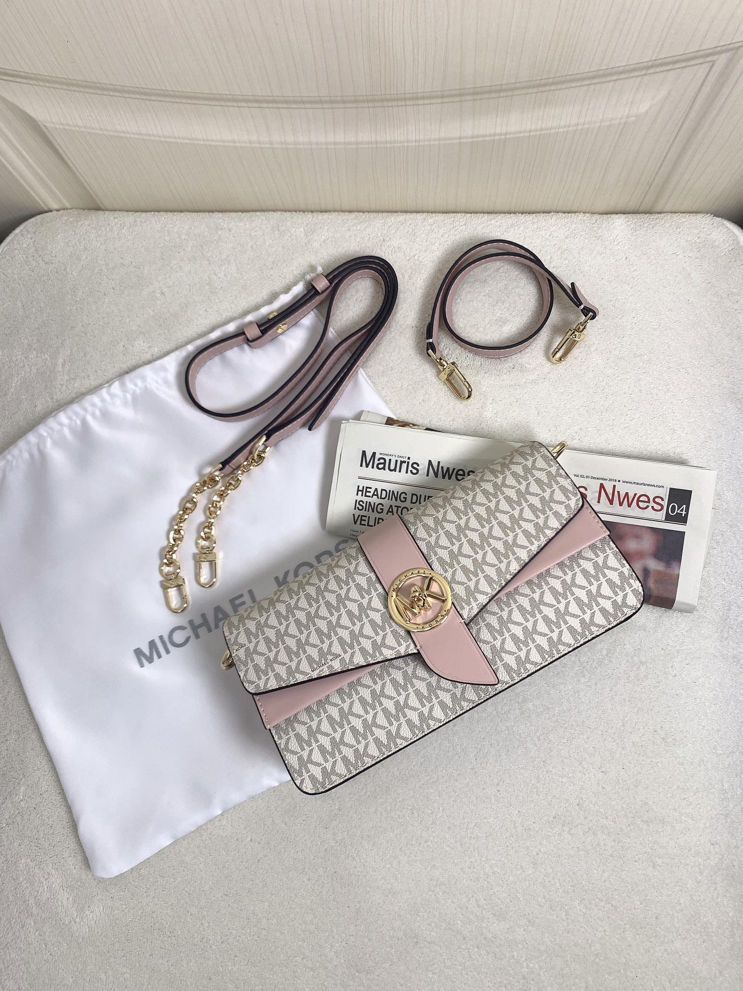 Michael Kors ～此款Greenwich 中号老花单肩包，包身采用白色品牌