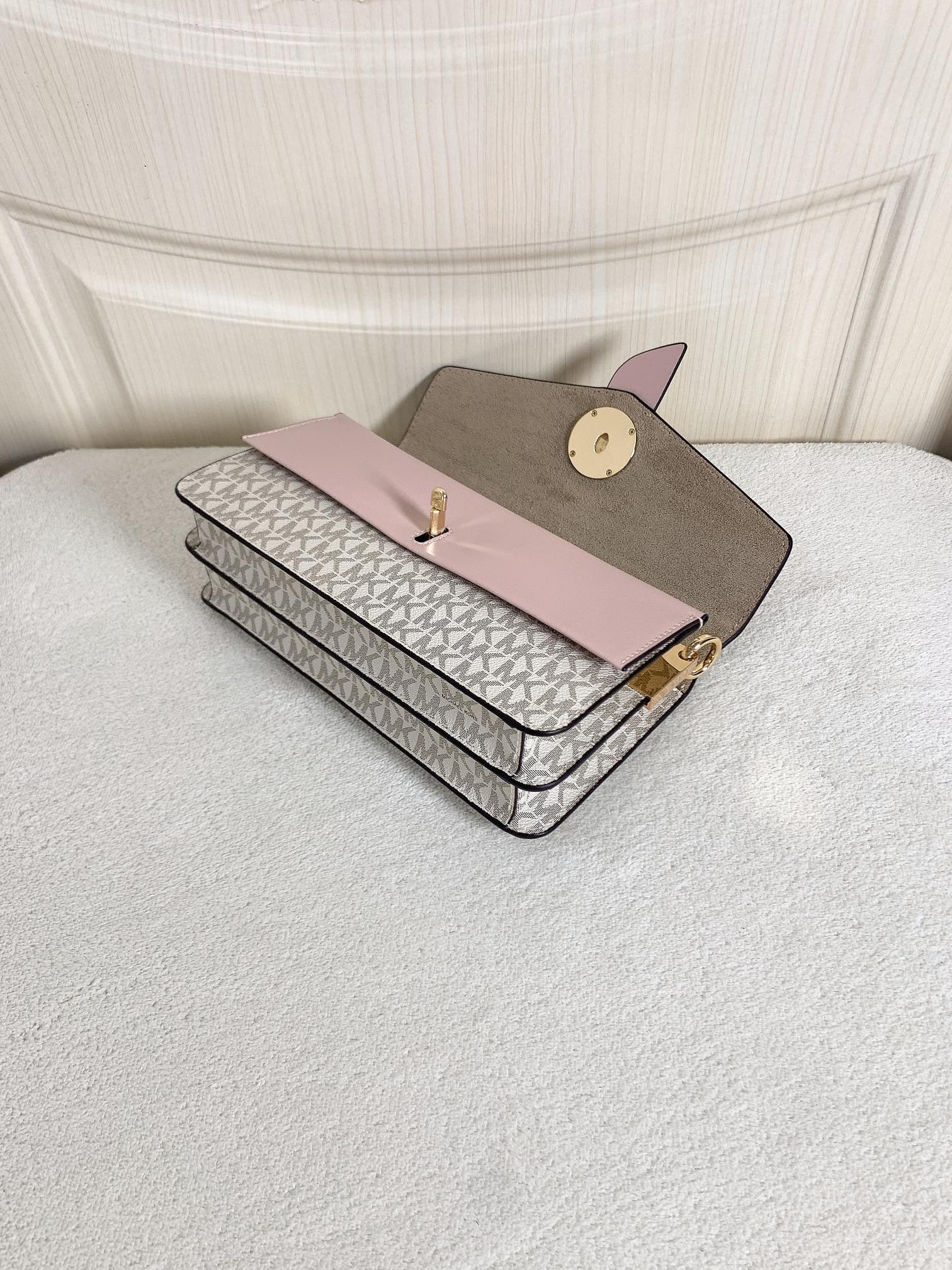 Michael Kors ～此款Greenwich 中号老花单肩包，包身采用白色品牌