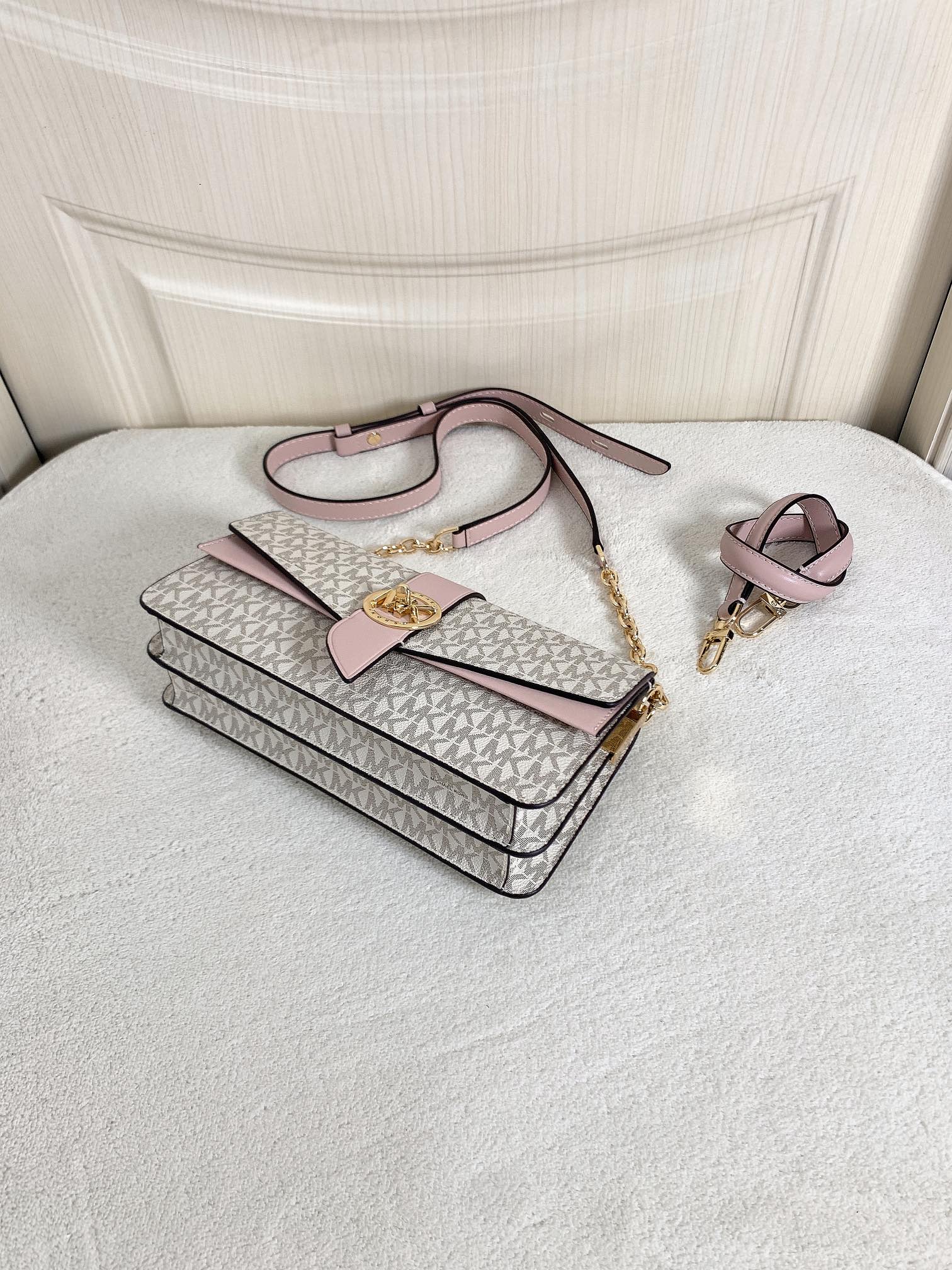 Michael Kors ～此款Greenwich 中号老花单肩包，包身采用白色品牌