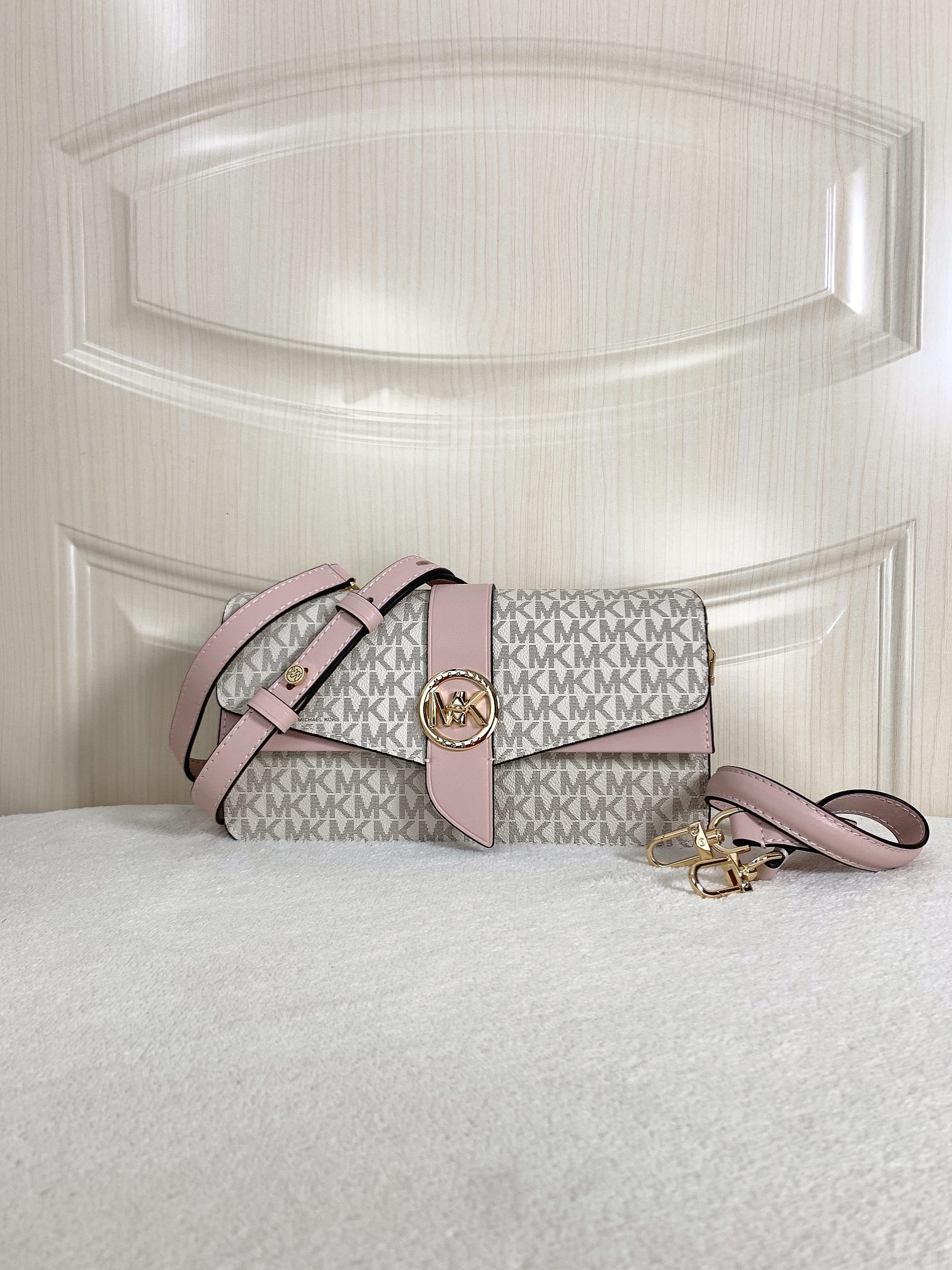 Michael Kors ～此款Greenwich 中号老花单肩包，包身采用白色品牌