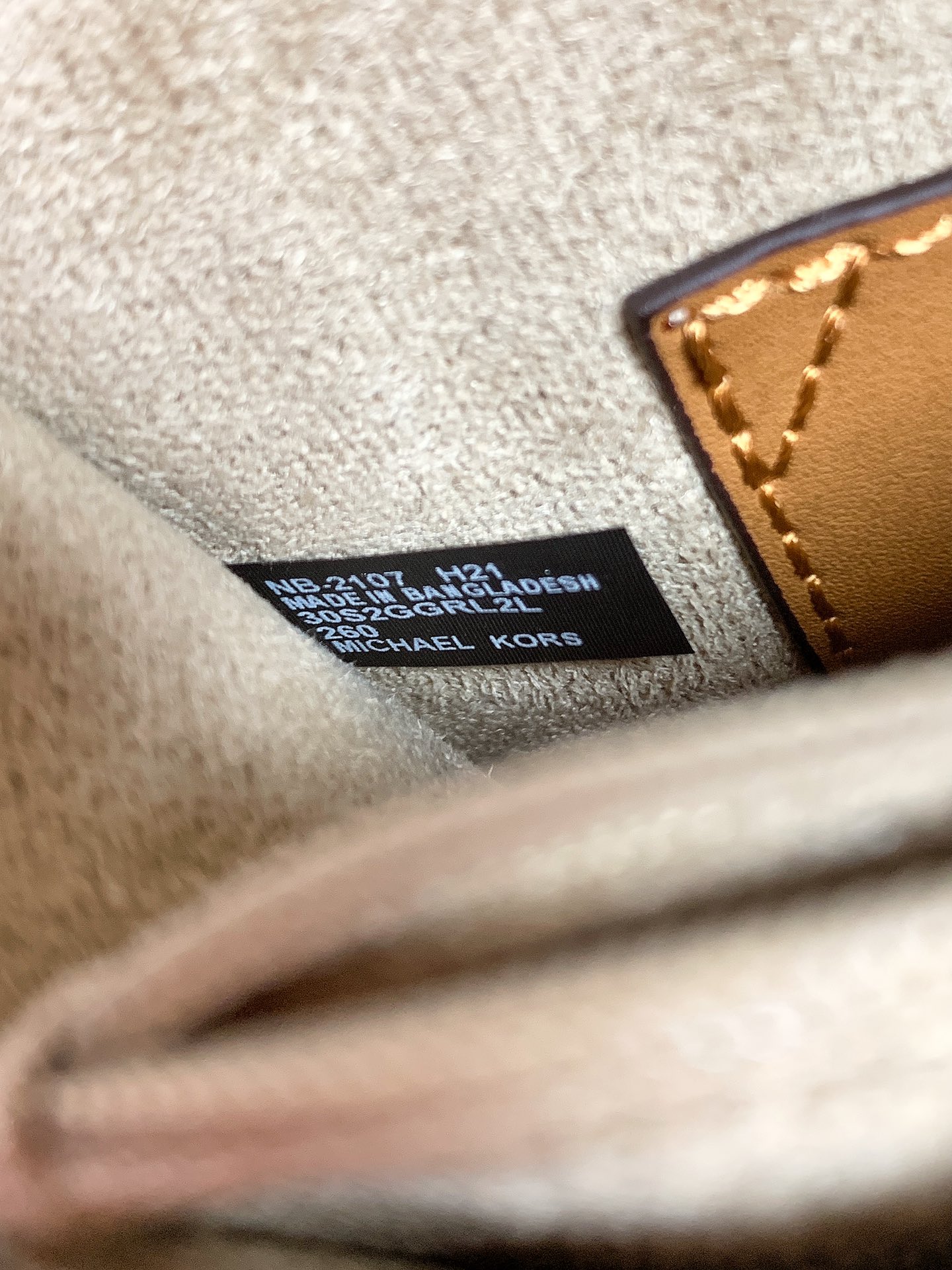 Michael Kors ～Greenwich双盖头酒神棕拼，采用十字纹牛皮三色拼接，大方